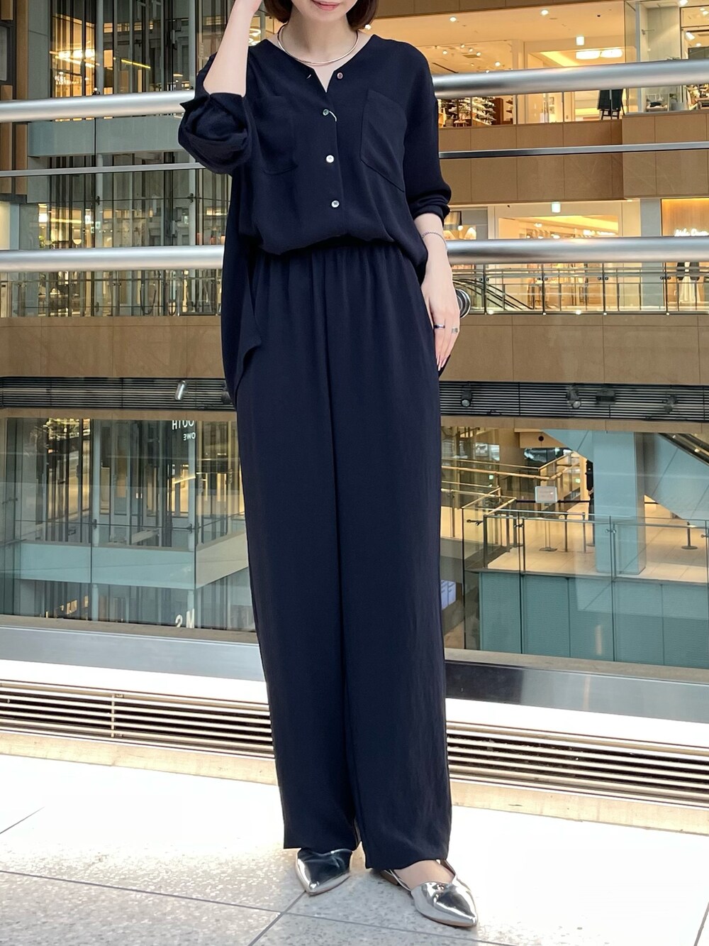 「ノーリーズ、nolleys、NOLLEY'S、セットアップ、セットアップスタイル、春、春コーデ、春夏コーデ、ネイビー、ネイビーコーデ、きれいめカジュアル、キレイめ、キレイめカジュアル、オフィスカジュアル、オトナ女子」｜「NOLLEY’Sの《セットアップ対応》ニュアンスジョーゼットVネックブラウス（シャツ/ブラウス、ブルー系）」を使った、nanaさん（レディース・163cm）の春コーディネートの2枚目の写真