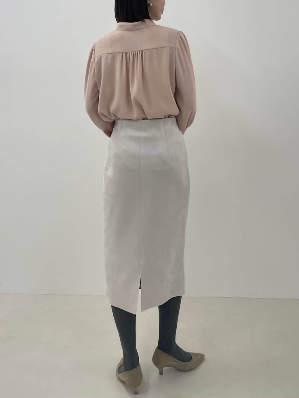 「NOLLEY'S、ノーリーズ、オフィススタイル、オフィスカジュアル、タイトスカート、スエード、ブラウス、ボウタイブラウス、お仕事コーデ、キレイめ、ブラウン、冬コーデ、ピンク、大人ファッション、あったかコーデ」｜「NOLLEY’S Sophiの配色パイピングボウタイブラウス（シャツ/ブラウス、ピンク系）」を使った、nanaさん（レディース・163cm）の秋コーディネートの5枚目の写真