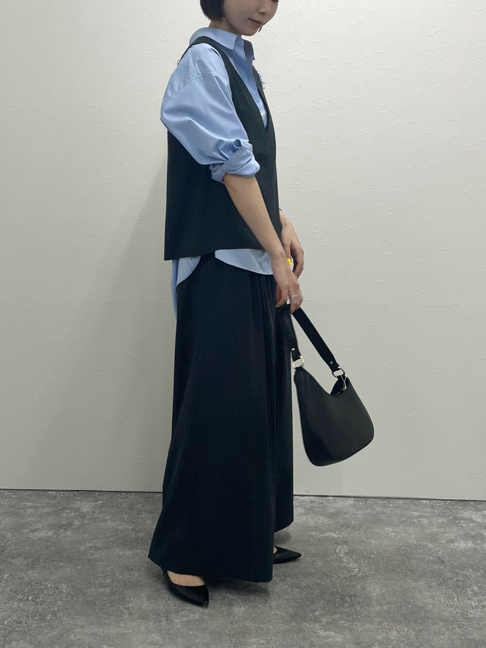 「レイヤードスタイル、ノーリーズ、NOLLEY'S、ベスト、ベスト×シャツ、ワイドパンツ、セットアップ、リラックススタイル、オトナカジュアル、きれいめカジュアル、カジュアル、シャツスタイル、シャツ、お出かけコーデ、秋コーデ」｜「NOLLEY’Sの《セットアップ対応》ウォッシャブルMannish 2WAYベスト（ベスト、ブラック系）」を使った、nanaさん（レディース・163cm）の夏コーディネートの4枚目の写真