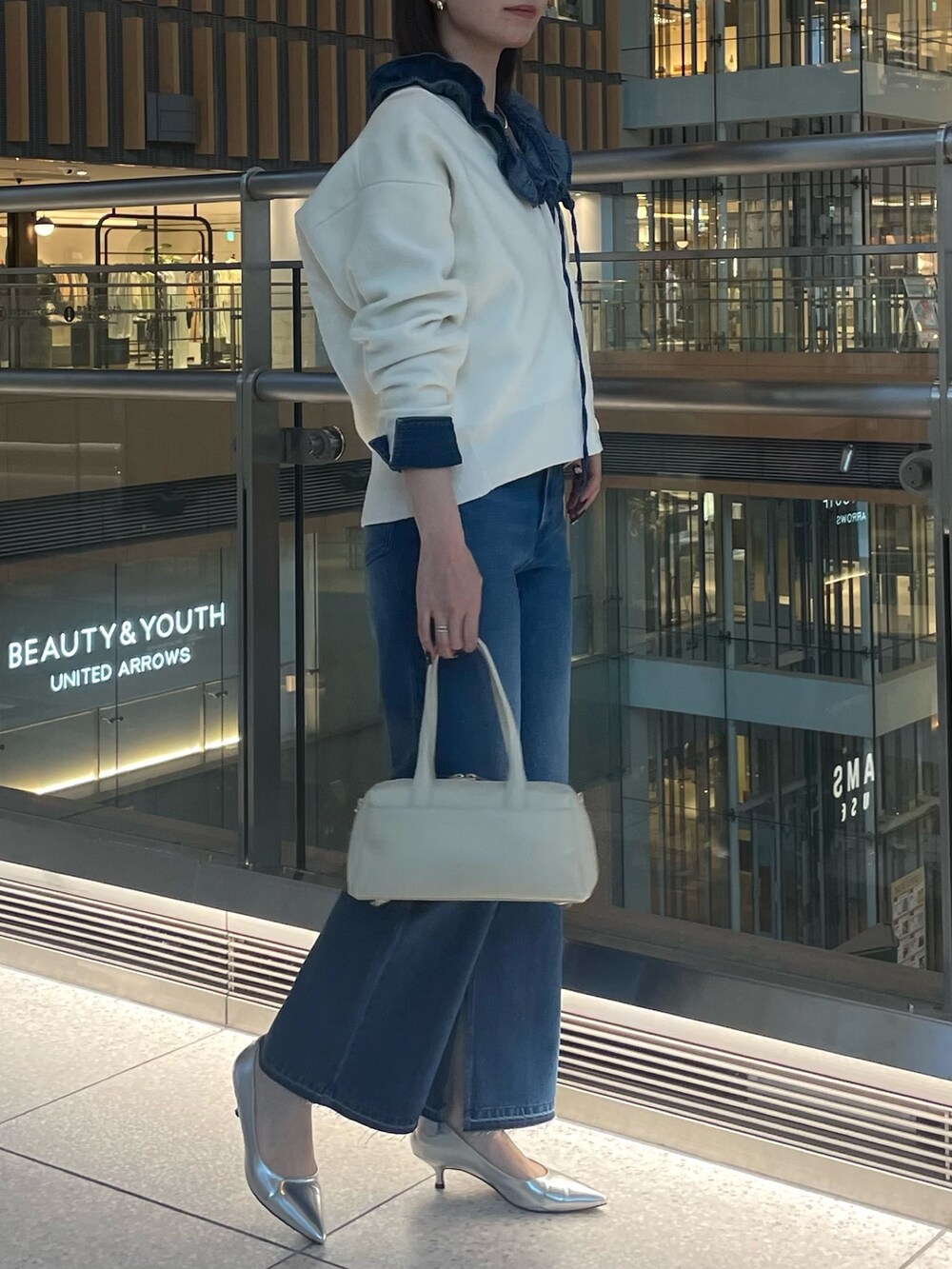 「デニム、デニムパンツ、デニムコーデ、デニムシャツ、ノーリーズ、きれいめカジュアル、カジュアル、カジュアルスタイル、カジュアルコーデ、カーディガン、春、春コーデ、お出かけコーデ、大人女子、大人ファッション」｜「NOLLEY’Sの《手洗い可能》スエット風ニットVネックカーディガン（カーディガン/ボレロ、ホワイト系）」を使った、nanaさん（レディース・163cm）の冬コーディネートの3枚目の写真