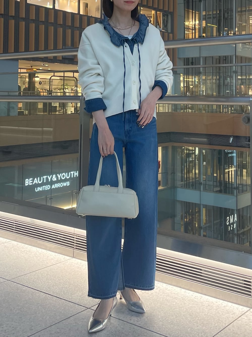 「デニム、デニムパンツ、デニムコーデ、デニムシャツ、ノーリーズ、きれいめカジュアル、カジュアル、カジュアルスタイル、カジュアルコーデ、カーディガン、春、春コーデ、お出かけコーデ、大人女子、大人ファッション」｜「NOLLEY’Sの《手洗い可能》スエット風ニットVネックカーディガン（カーディガン/ボレロ、ホワイト系）」を使った、nanaさん（レディース・163cm）の冬コーディネートの2枚目の写真