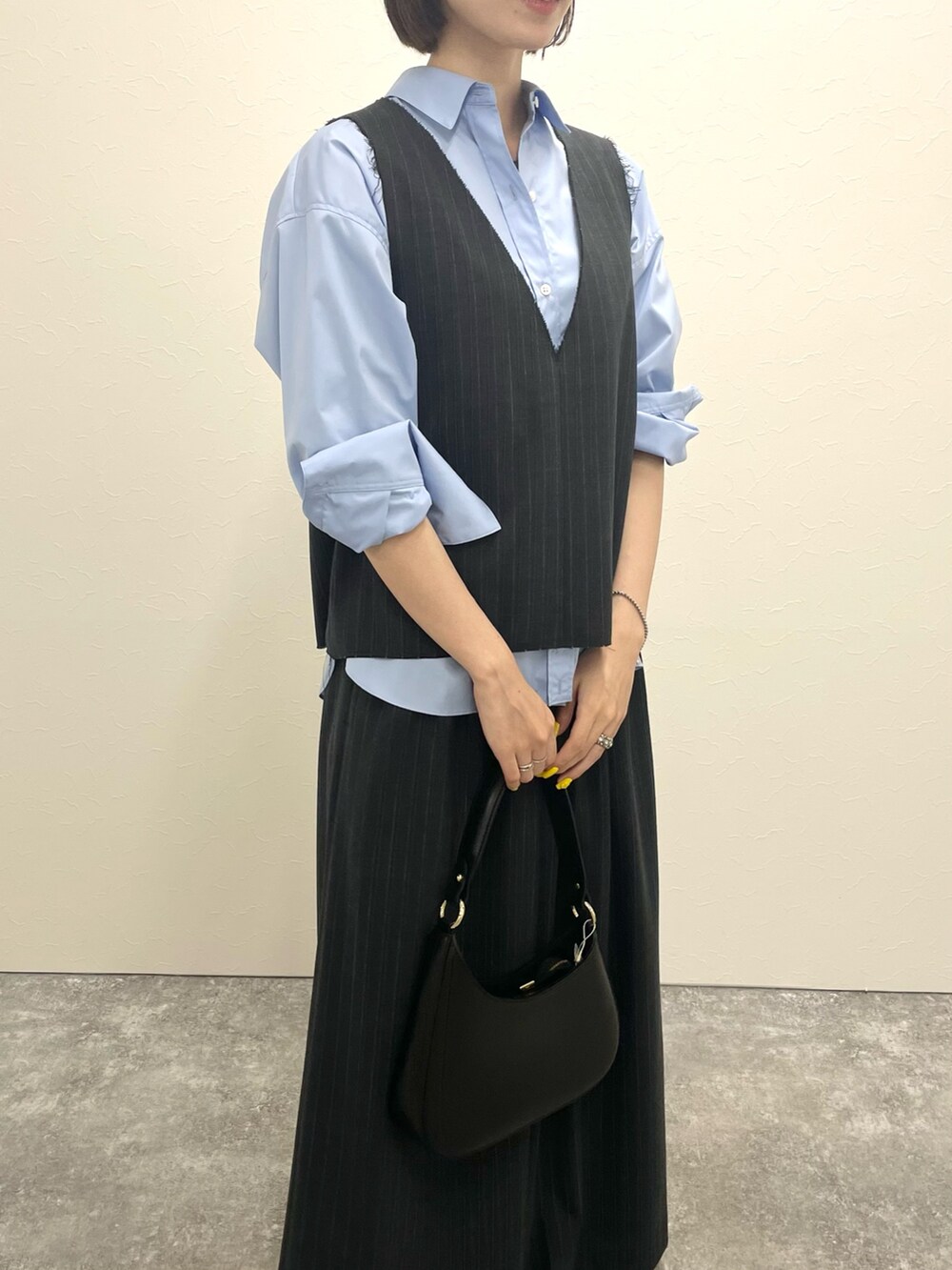 「レイヤードスタイル、ノーリーズ、NOLLEY'S、ベスト、ベスト×シャツ、ワイドパンツ、セットアップ、リラックススタイル、オトナカジュアル、きれいめカジュアル、カジュアル、シャツスタイル、シャツ、お出かけコーデ、秋コーデ」｜「NOLLEY’Sの《セットアップ対応》ウォッシャブルMannish 2WAYベスト（ベスト、ブラック系）」を使った、nanaさん（レディース・163cm）の夏コーディネートの5枚目の写真
