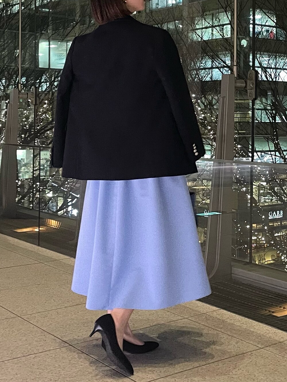 「タートルネック、大人可愛い、大人ファッション、春カラー、きれいめコーデ、キレイめコーデ、レディースファッション、ノーリーズ、オフィスカジュアル、オフィススタイル、お仕事、キレイめ、きれいめ、フレアスカート、スカート」｜「NOLLEY’Sのウォッシャブルタックフレアスカート（スカート、ブルー系）」を使った、nanaさん（レディース・163cm）の冬コーディネートの4枚目の写真