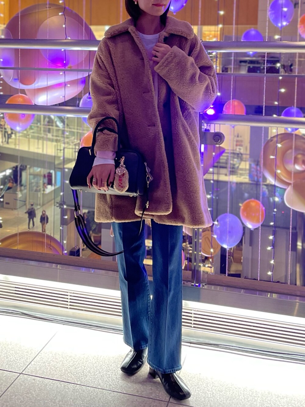 「ノーリーズ、NOLLEY'S、冬コーデ、アウター、冬服、大人コーデ、コート、ボストンバッグ、ベージュ、キャメル、デニム、デニムコーデ、冬アウター、クリスマスに着たい服、もこもこ」｜「Traditional Weatherwearの【TRADITIONAL WEATHERWEAR】NOLLEYS別注 MALTON ECO FURブルゾン（ダッフルコート、イエロー系）」を使った、nanaさん（レディース・163cm）の冬コーディネートの2枚目の写真