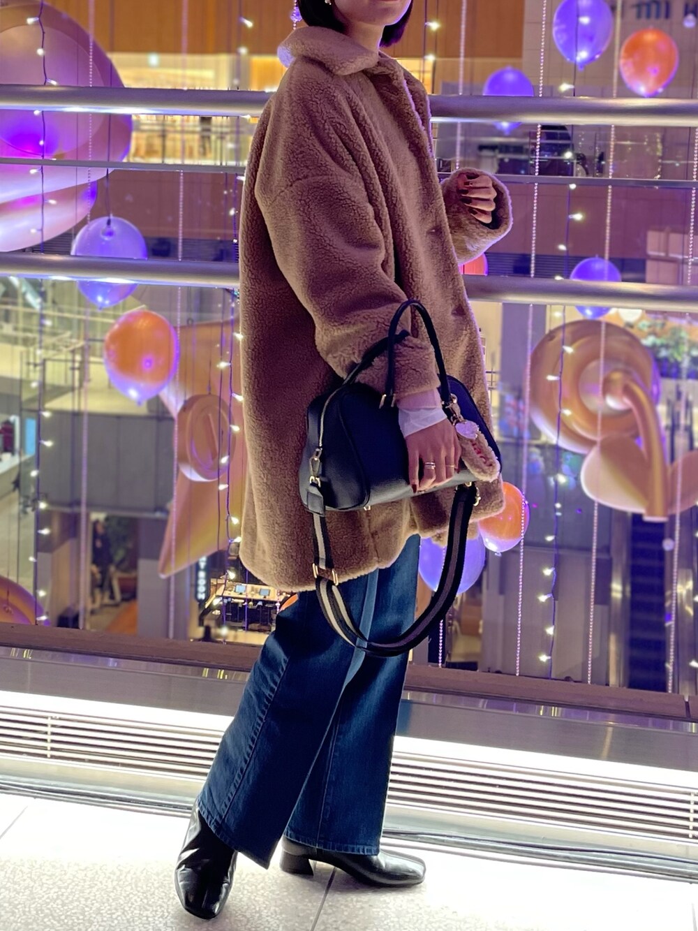 「ノーリーズ、NOLLEY'S、冬コーデ、アウター、冬服、大人コーデ、コート、ボストンバッグ、ベージュ、キャメル、デニム、デニムコーデ、冬アウター、クリスマスに着たい服、もこもこ」｜「Traditional Weatherwearの【TRADITIONAL WEATHERWEAR】NOLLEYS別注 MALTON ECO FURブルゾン（ダッフルコート、イエロー系）」を使った、nanaさん（レディース・163cm）の冬コーディネートの3枚目の写真