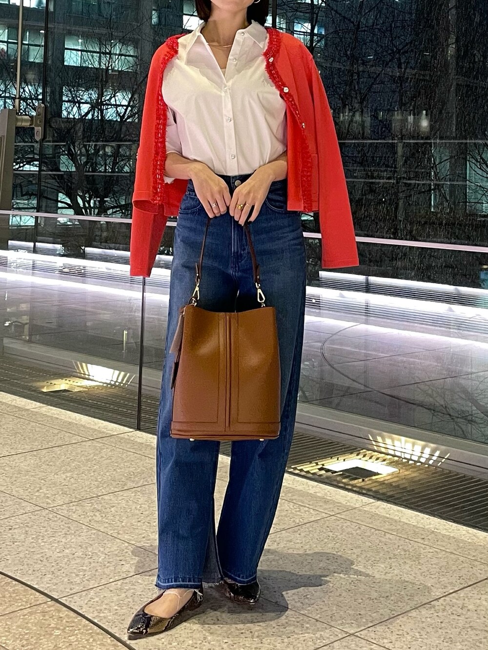 「ノーリーズ、NOLLEY'S、春、春コーデ、春色、春服、デニム、デニムパンツ、シャツ、シャツスタイル、シャツコーデ、赤、きれいめカジュアル、カジュアル、カジュアルコーデ」｜「Rie Millerの【RM denim】スリットフレアハイウエストデニム（デニムパンツ、ブルー系）」を使った、nanaさん（レディース・163cm）の春コーディネートの2枚目の写真