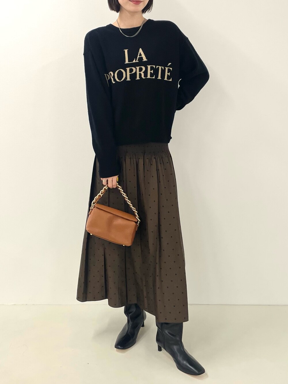 「冬コーデ、秋コーデ、秋冬コーデ、ノーリーズ、NOLLEY'S、ニット、カーディガン、ニットカーディガン、ブーツ、ブーツスタイル、スカート、オトナ女子、オトナカジュアル、きれいめカジュアル、キレイめ」｜「NOLLEY’Sの◇【WEB限定】ロゴインターシャ2WAYクルーネックカーディガン（カーディガン/ボレロ、ブラック系）」を使った、nanaさん（レディース・163cm）の夏コーディネートの2枚目の写真
