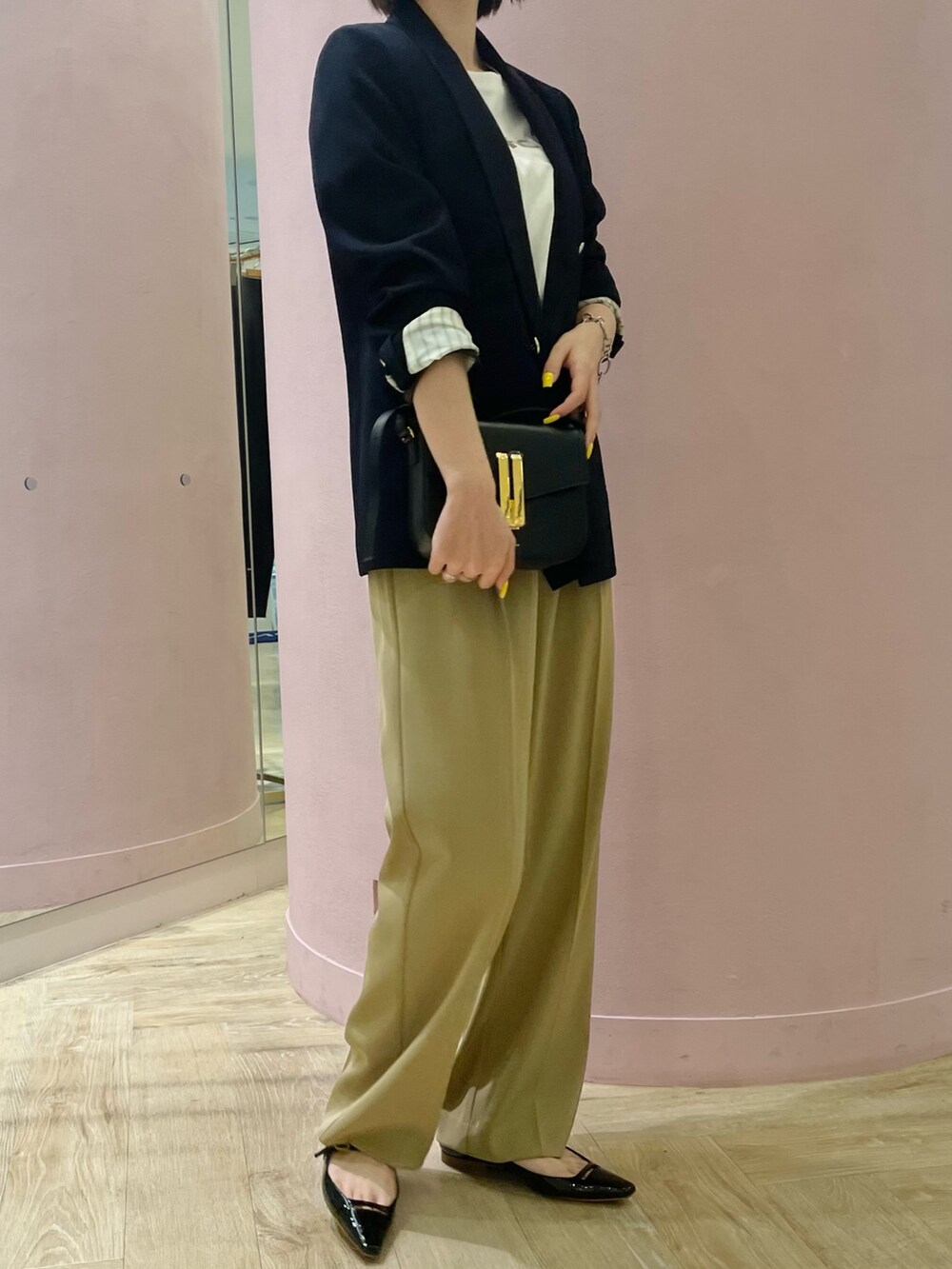 「お出かけコーデ、秋のコーデ、ジャケット、テーラードジャケット、秋服、パンツスタイル、キレイめカジュアル、オフィスカジュアル、ワイドパンツ、キャメル、オトナ女子、ノーリーズ、NOLLEY'S、キレイめ、きれいめカジュアル」｜「NOLLEY’S Sophiの《セットアップ対応》シャークダブルジャケット（テーラードジャケット、ブルー系）」を使った、nanaさん（レディース・163cm）の秋コーディネートの2枚目の写真