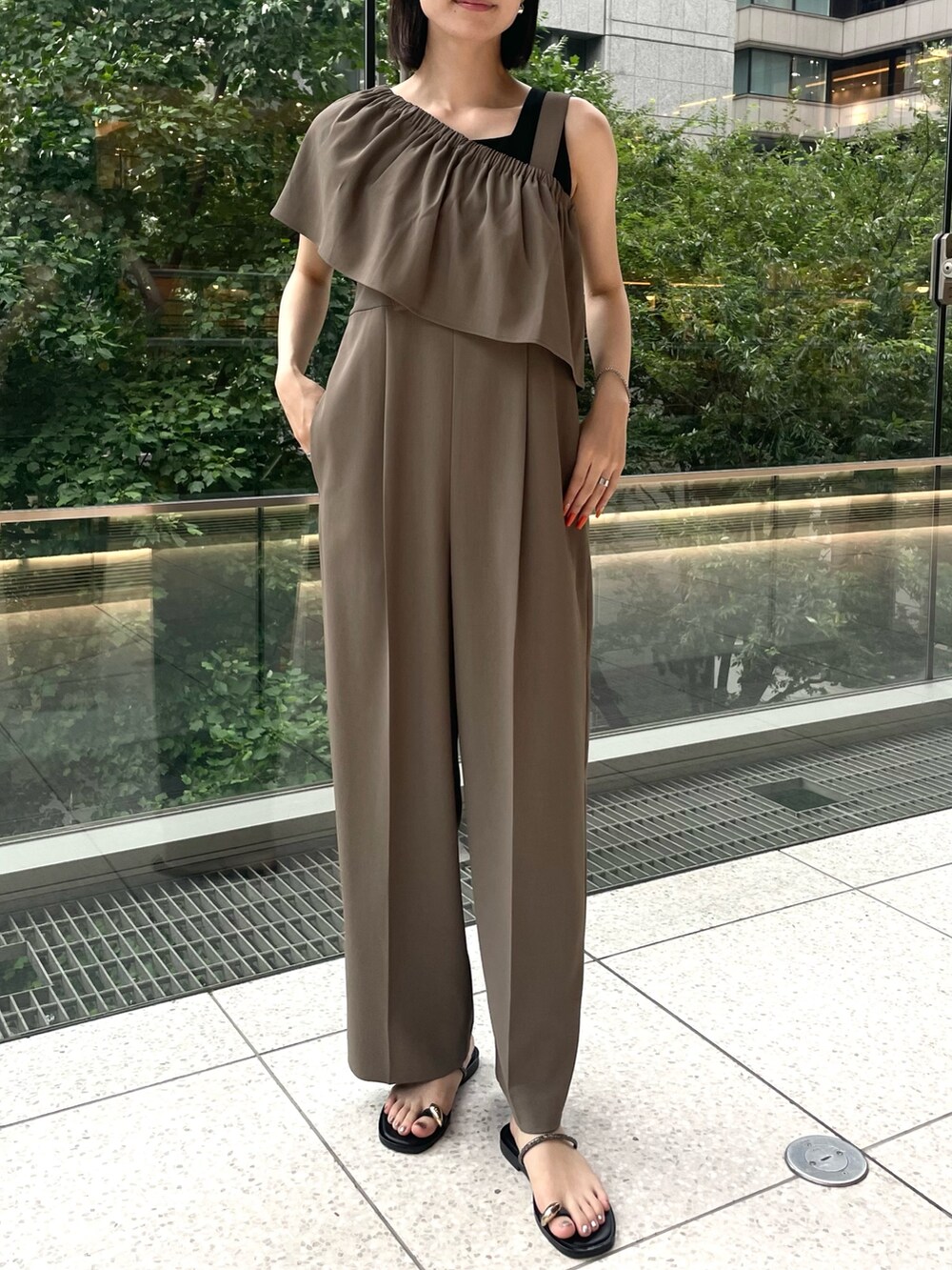 「ノーリーズ、NOLLEY'S、オールインワン、サロペット、カーキ、パンツスタイル、ビスチェ、夏コーデ、夏、休日スタイル、楽チンコーデ、おでかけコーデ、サンダルコーデ、大人女子、オトナカジュアル」｜「NOLLEY’Sのウォッシャブルビスチェパーツ付きオールインワン（つなぎ/オールインワン、グリーン系）」を使った、nanaさん（レディース・163cm）の夏コーディネートの3枚目の写真