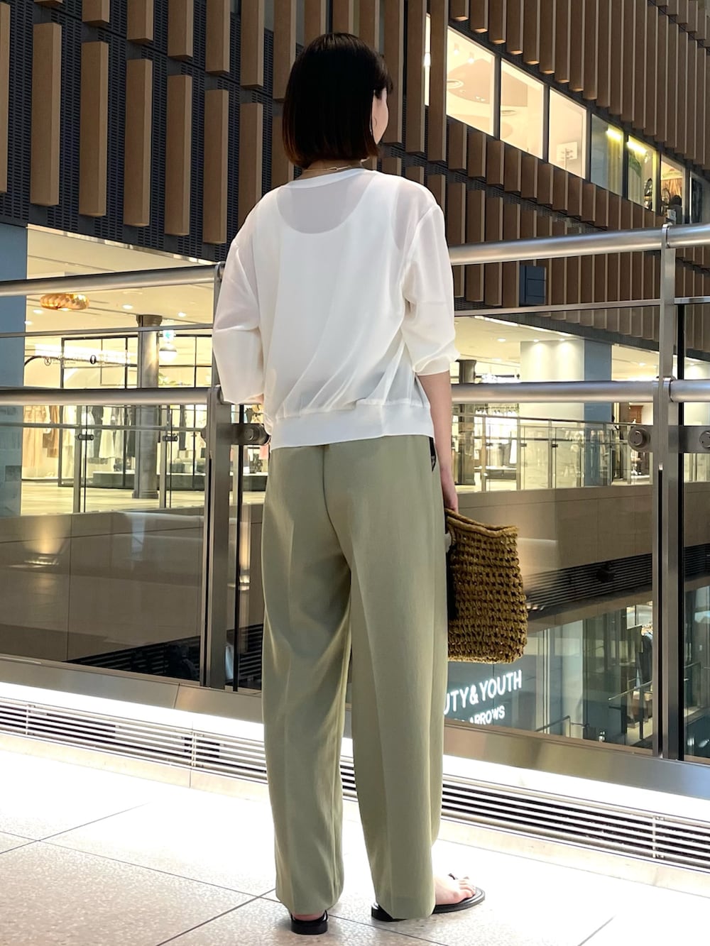 「ワイドパンツ、サンダル、シアートップス、シアーシャツ、シアー、カーディガン、カーキ、きれいめカジュアル、キレイめ、きれいめ、キレイめカジュアル、NOLLEY'S、ノーリーズ、グリーン、夏コーデ」｜「NOLLEY’Sの《手洗い可能》サテン×ベア天2WAYタンクトップ（タンクトップ、ホワイト系）」を使った、nanaさん（レディース・163cm）の春コーディネートの5枚目の写真