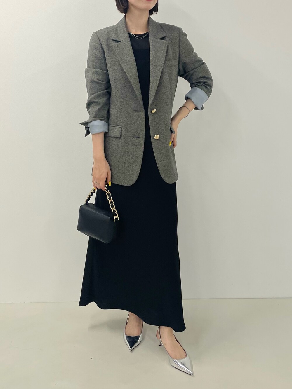 「ノーリーズ、NOLLEY'S、ワンピース、キャミワンピ、きれいめ、キレイめ、お出かけコーデ、オフィスカジュアル、秋服、ジャケット、休日スタイル、きれいめコーディネート、リブニット、ブラック、ブラックコーデ」｜「NOLLEY’S Sophiのラメ混ツイードオーバージャケット（テーラードジャケット、グレー系）」を使った、nanaさん（レディース・163cm）の夏コーディネートの2枚目の写真