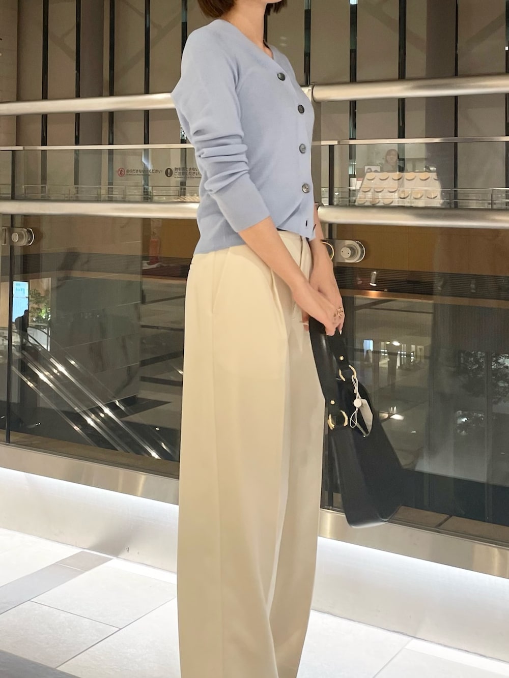 「NOLLEY'S、ノーリーズ、秋コーデ、秋冬コーデ、カーディガン、ブルー、ワイドパンツ、パンツスタイル、オフィスカジュアル、オトナカジュアル、オトナ女子、大人カジュアル、大人コーデ、シンプルコーデ、お仕事コーデ」｜「NOLLEY’Sの＜飯豊まりえさん着用＞《手洗い可能》エタニティリブVネックカーディガン（カーディガン/ボレロ、ブルー系）」を使った、nanaさん（レディース・163cm）の秋コーディネートの3枚目の写真