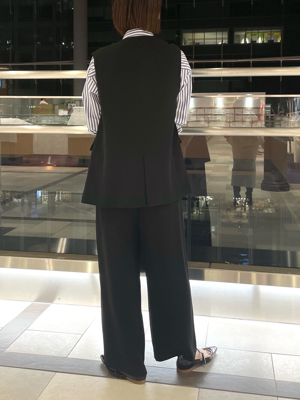 「ノーリーズ、NOLLEY'S、セットアップ、ジレ、秋コーデ、ストライプシャツ、ストライプ、ブラックコーデ、オフィスカジュアル、オフィススタイル、ベスト、ワイドパンツ、キレイめ、オトナ女子、大人女子」｜「NOLLEY’Sの＜飯豊まりえさん着用＞リボンタイ パール釦シャツ（シャツ/ブラウス、ブルー系）」を使った、nanaさん（レディース・163cm）の秋コーディネートの5枚目の写真