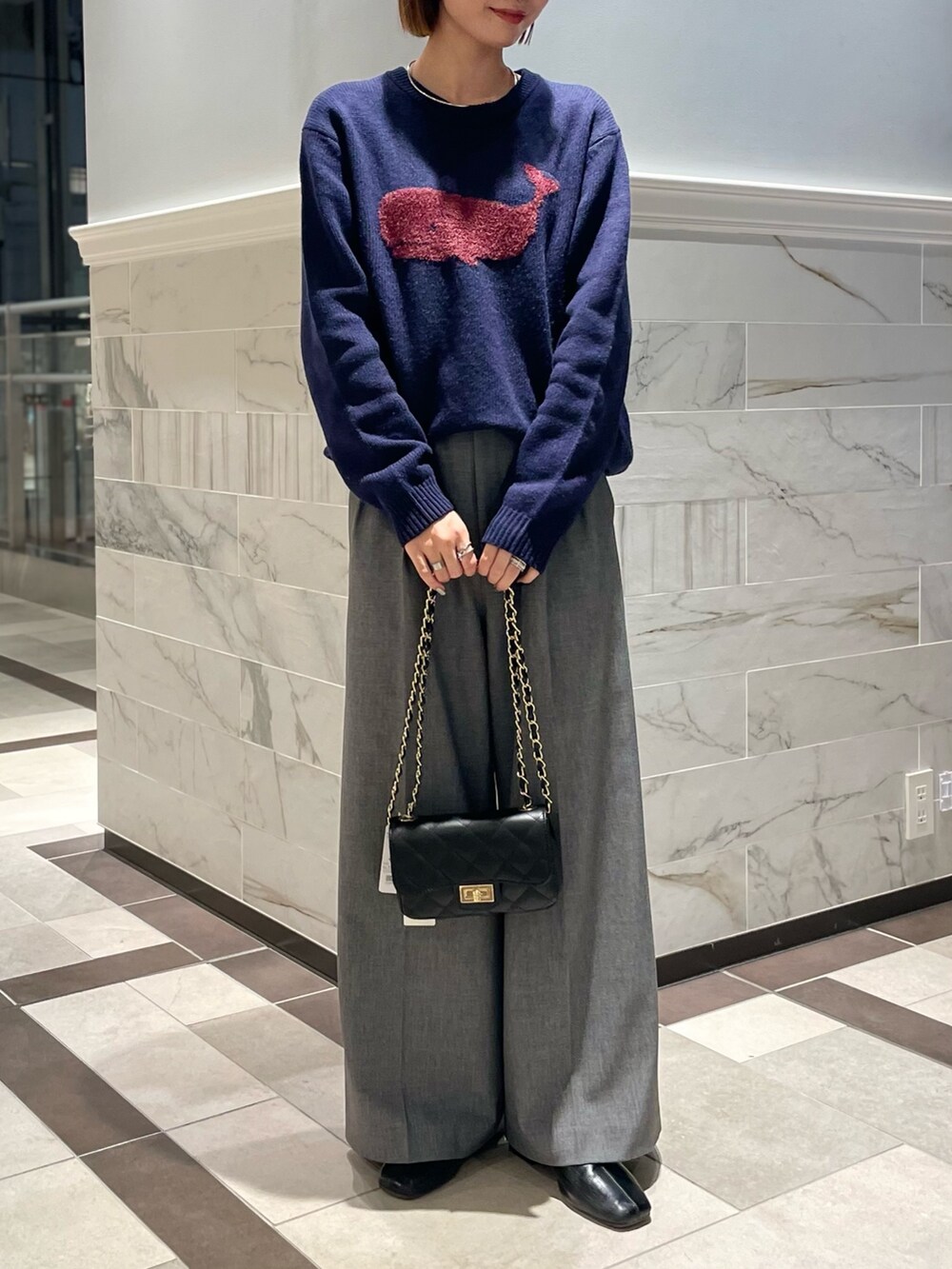 「ユニセックス、ニット、ゆるコーデ、ワイドパンツ、グレー、ニットコーデ、冬コーデ、メンズライク、ノーリーズ、パンツスタイル、パンツコーデ、カジュアルコーデ、オトナカジュアル、ネイビー、タックパンツ」｜「NOLLEY'S goodmanのクジラインターシャ クルーネックニット（ニット/セーター、ブルー系）」を使った、nanaさん（レディース・163cm）の冬コーディネートの2枚目の写真