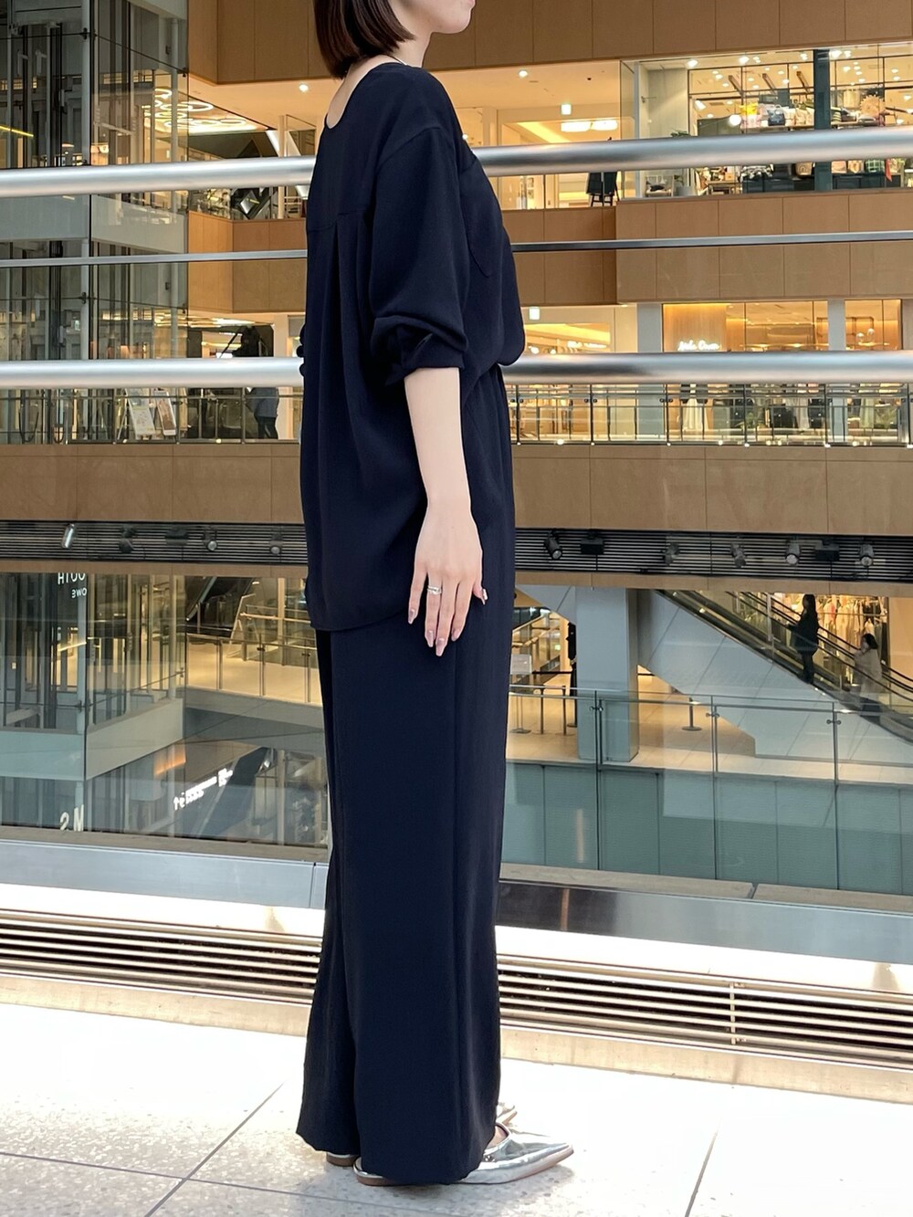 「ノーリーズ、nolleys、NOLLEY'S、セットアップ、セットアップスタイル、春、春コーデ、春夏コーデ、ネイビー、ネイビーコーデ、きれいめカジュアル、キレイめ、キレイめカジュアル、オフィスカジュアル、オトナ女子」｜「NOLLEY’Sの《セットアップ対応》ニュアンスジョーゼットVネックブラウス（シャツ/ブラウス、ブルー系）」を使った、nanaさん（レディース・163cm）の春コーディネートの3枚目の写真