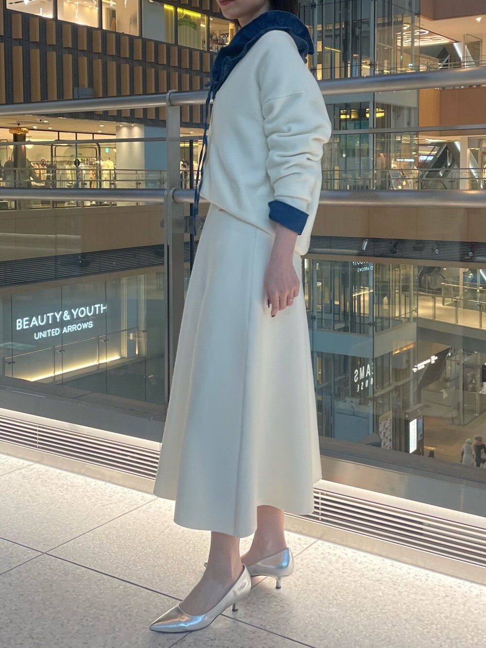 「お出かけコーデ、大人女子、着回しコーデ、大人ファッション、デニムコーデ、春、シンプルコーデ、デニム、スウェット、オトナカジュアル、キレイめ、カーディガン、ノーリーズ、デニムシャツ、スカート」｜「NOLLEY’Sの《手洗い可能》スエット風ニットVネックカーディガン（カーディガン/ボレロ、ホワイト系）」を使った、nanaさん（レディース・163cm）の冬コーディネートの4枚目の写真