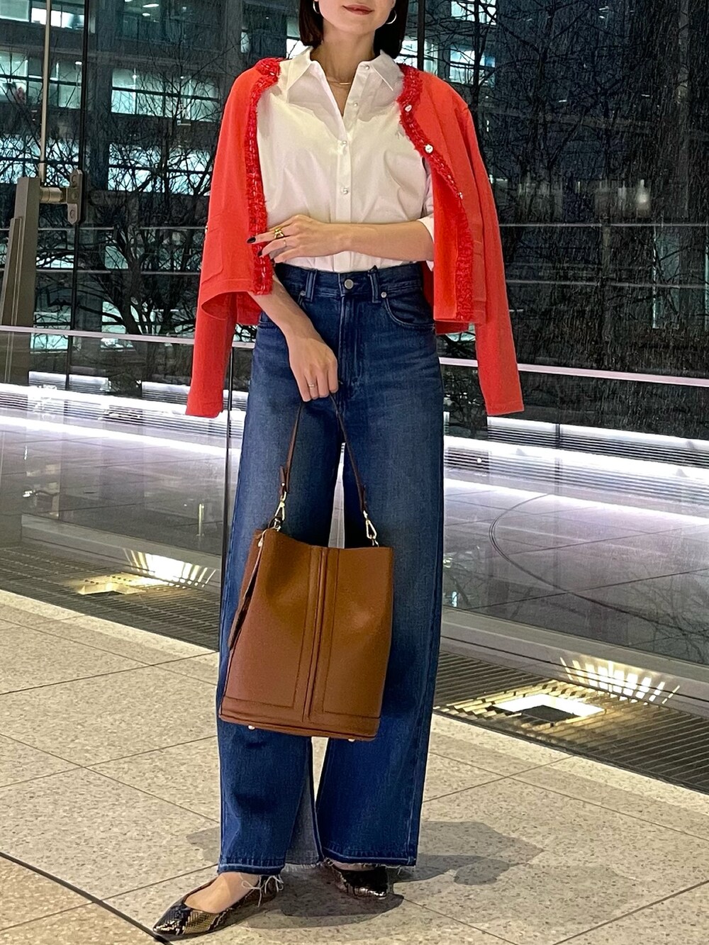 「ノーリーズ、NOLLEY'S、春、春コーデ、春色、春服、デニム、デニムパンツ、シャツ、シャツスタイル、シャツコーデ、赤、きれいめカジュアル、カジュアル、カジュアルコーデ」｜「Rie Millerの【RM denim】スリットフレアハイウエストデニム（デニムパンツ、ブルー系）」を使った、nanaさん（レディース・163cm）の春コーディネートの3枚目の写真