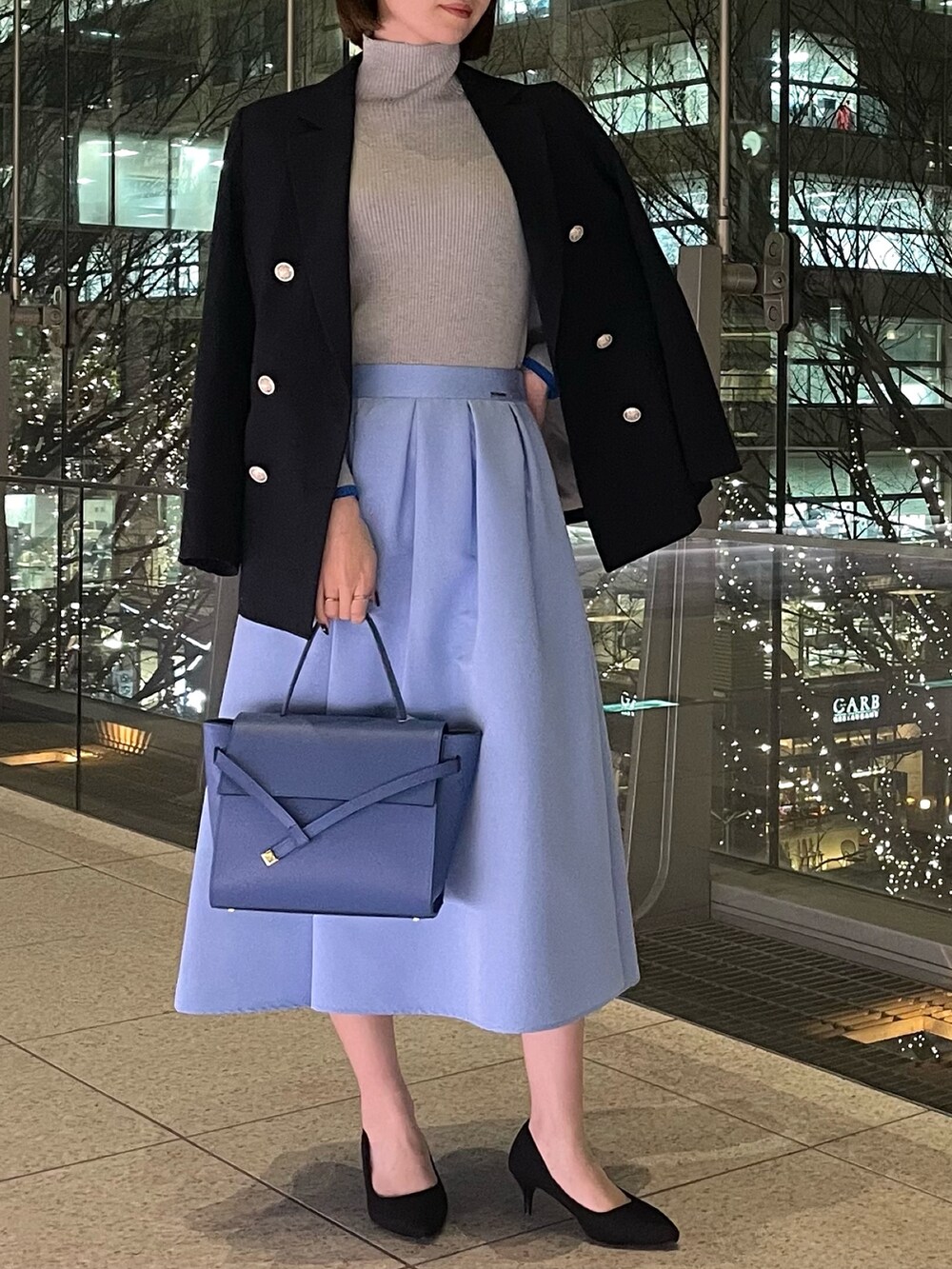 「タートルネック、大人可愛い、大人ファッション、春カラー、きれいめコーデ、キレイめコーデ、レディースファッション、ノーリーズ、オフィスカジュアル、オフィススタイル、お仕事、キレイめ、きれいめ、フレアスカート、スカート」｜「NOLLEY’Sのウォッシャブルタックフレアスカート（スカート、ブルー系）」を使った、nanaさん（レディース・163cm）の冬コーディネートの2枚目の写真