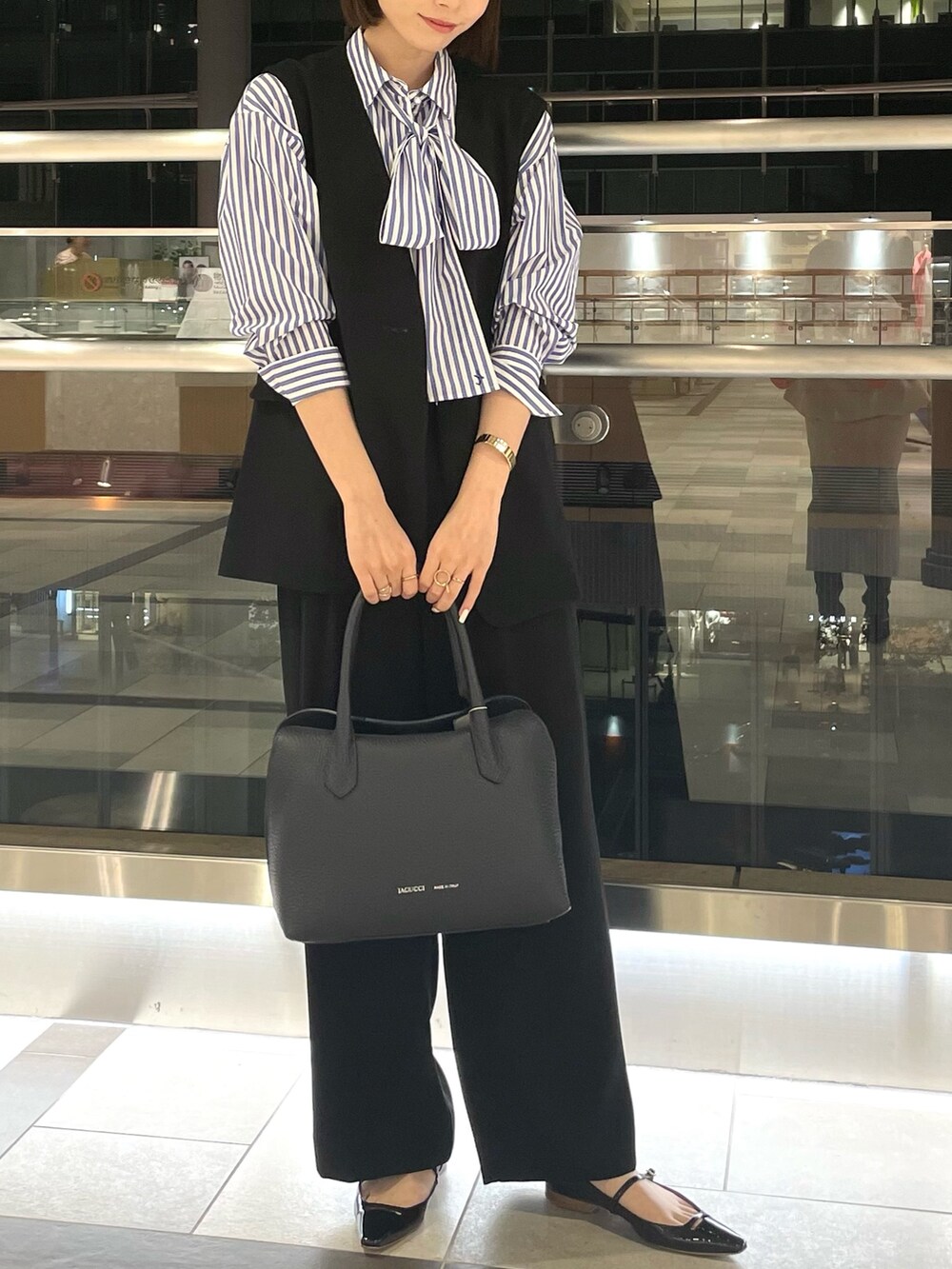 「ノーリーズ、NOLLEY'S、セットアップ、ジレ、秋コーデ、ストライプシャツ、ストライプ、ブラックコーデ、オフィスカジュアル、オフィススタイル、ベスト、ワイドパンツ、キレイめ、オトナ女子、大人女子」｜「NOLLEY’Sの＜飯豊まりえさん着用＞リボンタイ パール釦シャツ（シャツ/ブラウス、ブルー系）」を使った、nanaさん（レディース・163cm）の秋コーディネートの3枚目の写真