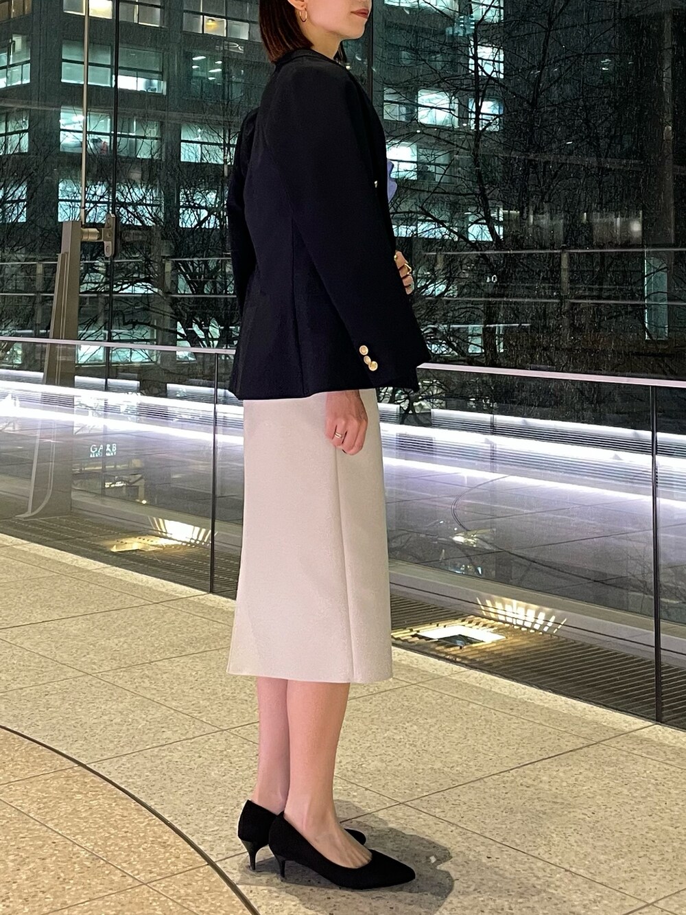 「春服、オトナカワイイ、大人可愛い、大人コーデ、春アウター、キレイめコーデ、ブラウス、スカート、タイトスカート、ジャケット、ジャケットスタイル、お仕事コーデ、ブルー、NOLLEY'S、ノーリーズ」｜「NOLLEY’Sの《セットアップ対応》ウォッシャブル高機能麻調ダブルジャケット（テーラードジャケット、ブルー系）」を使った、nanaさん（レディース・163cm）の春コーディネートの4枚目の写真