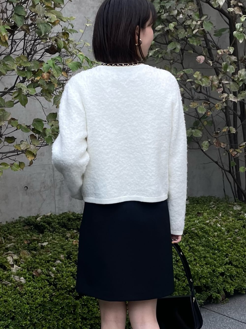 「ノーリーズ、NOLLEY'S、ジャケット、ニットジャケット、ミニスカート、スカート、モノトーン、モノトーンコーデ、オトナ女子、オトナカワイイ、きれいめカジュアル、キレイめ、ソックス×パンプス、ミュール、秋コーデ」｜「NOLLEY’Sの＜飯豊まりえさん着用＞チェーンブレードフワフワジャケット 24AW（カーディガン/ボレロ、ホワイト系）」を使った、nanaさん（レディース・163cm）の秋コーディネートの5枚目の写真