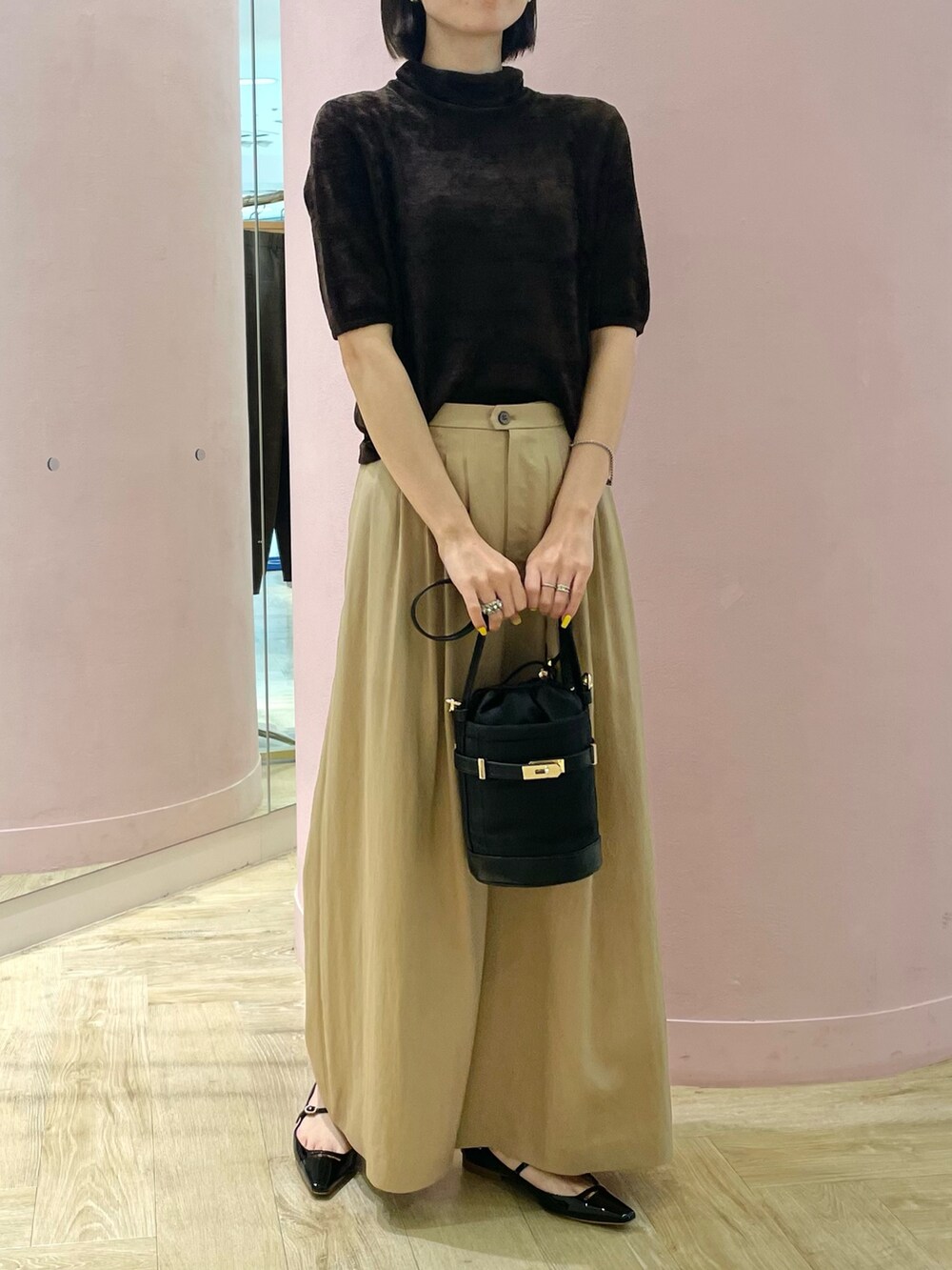 「NOLLEY'S、ノーリーズ、秋コーデ、秋のコーデ、ワントーンコーデ、ベージュ、お出かけコーデ、ワイドパンツ、パンツスタイル、大人カジュアル、きれいめカジュアル、オトナ女子、パンプス、ブラウン、ブラウンコーデ」｜「NOLLEY’Sの《手洗い可能》シアーモール5分袖プルオーバーニット（ニット/セーター、ブラウン系）」を使った、nanaさん（レディース・163cm）の夏コーディネートの2枚目の写真