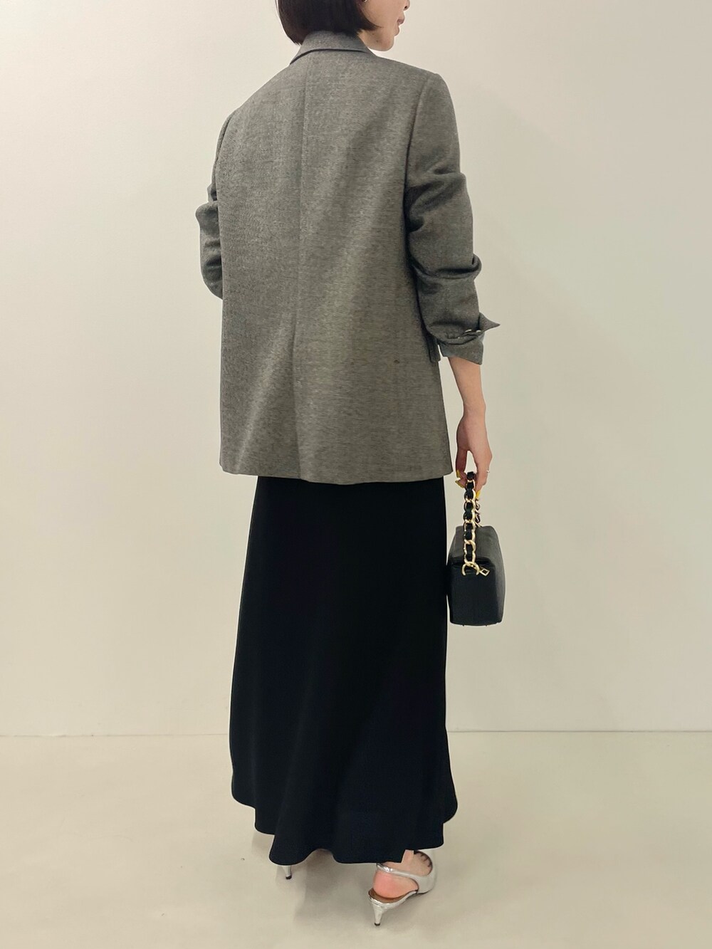 「ノーリーズ、NOLLEY'S、ワンピース、キャミワンピ、きれいめ、キレイめ、お出かけコーデ、オフィスカジュアル、秋服、ジャケット、休日スタイル、きれいめコーディネート、リブニット、ブラック、ブラックコーデ」｜「NOLLEY’S Sophiのラメ混ツイードオーバージャケット（テーラードジャケット、グレー系）」を使った、nanaさん（レディース・163cm）の夏コーディネートの4枚目の写真