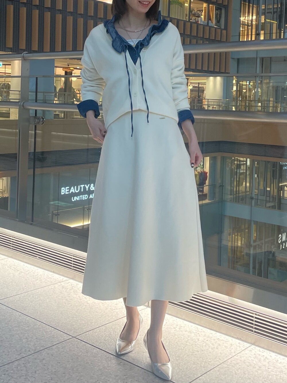 「お出かけコーデ、大人女子、着回しコーデ、大人ファッション、デニムコーデ、春、シンプルコーデ、デニム、スウェット、オトナカジュアル、キレイめ、カーディガン、ノーリーズ、デニムシャツ、スカート」｜「NOLLEY’Sの《手洗い可能》スエット風ニットVネックカーディガン（カーディガン/ボレロ、ホワイト系）」を使った、nanaさん（レディース・163cm）の冬コーディネートの2枚目の写真
