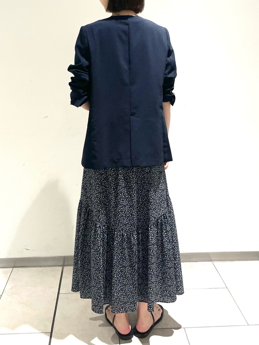 「ジャケット、夏コーデ、ノーリーズ、NOLLEY'S、花柄、花柄スカート、スカート、スカートスタイル、きれいめカジュアル、キレイめ、オトナカジュアル、オトナカワイイ、Tシャツ、ジャケットスタイル、おでかけコーデ」｜「NOLLEY’Sの《セットアップ対応》ウォッシャブルドライトロピカルVネックダブルジャケット（ノーカラージャケット、ブルー系）」を使った、nanaさん（レディース・163cm）の夏コーディネートの3枚目の写真