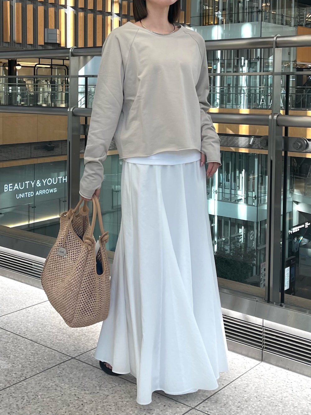 「NOLLEY'S、ノーリーズ、オトナ女子、ゆるコーデ、キレイめ、オトナカジュアル、春服、カジュアルスタイル、ママファッション、かごバッグ、春、春コーデ、春夏コーデ、ベージュ、ワントーンコーデ」｜「NOLLEY’Sのタンク付きレイヤードプルオーバー（Tシャツ/カットソー、ベージュ系）」を使った、nanaさん（レディース・163cm）の春コーディネートの3枚目の写真
