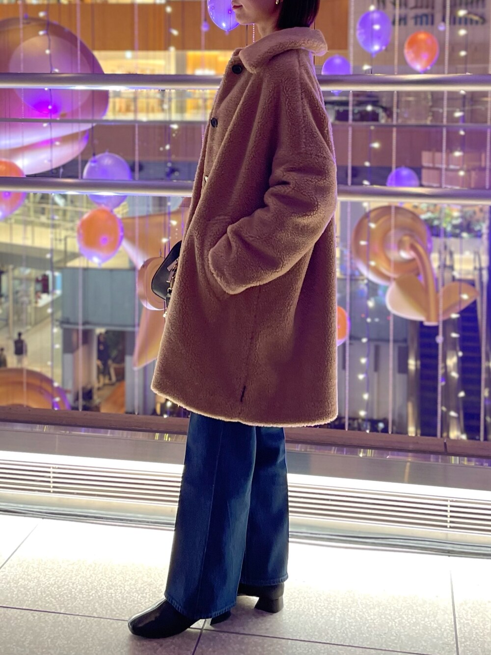 「ノーリーズ、NOLLEY'S、冬コーデ、アウター、冬服、大人コーデ、コート、ボストンバッグ、ベージュ、キャメル、デニム、デニムコーデ、冬アウター、クリスマスに着たい服、もこもこ」｜「Traditional Weatherwearの【TRADITIONAL WEATHERWEAR】NOLLEYS別注 MALTON ECO FURブルゾン（ダッフルコート、イエロー系）」を使った、nanaさん（レディース・163cm）の冬コーディネートの5枚目の写真