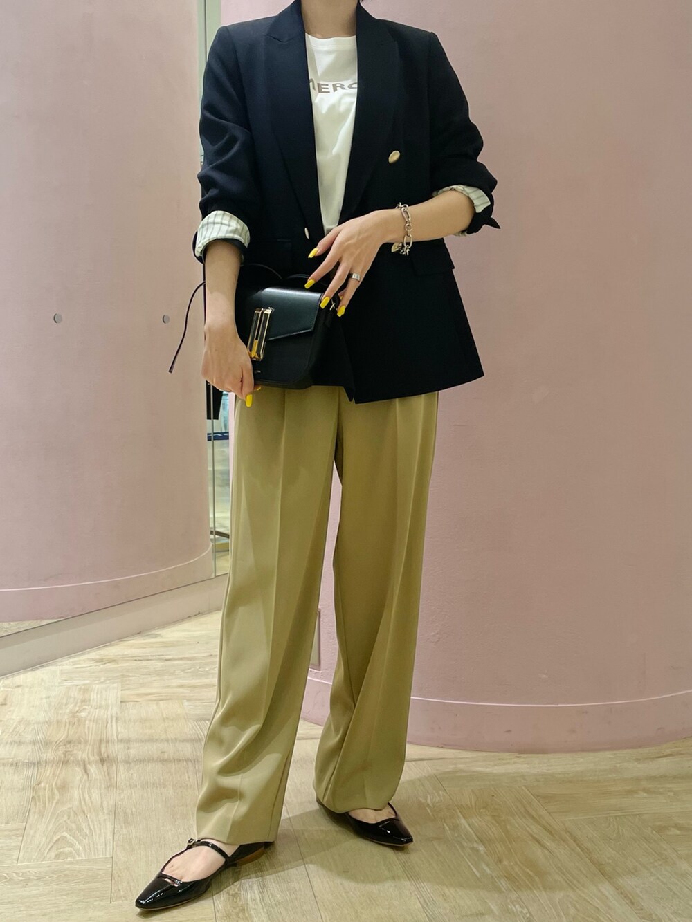 「お出かけコーデ、秋のコーデ、ジャケット、テーラードジャケット、秋服、パンツスタイル、キレイめカジュアル、オフィスカジュアル、ワイドパンツ、キャメル、オトナ女子、ノーリーズ、NOLLEY'S、キレイめ、きれいめカジュアル」｜「NOLLEY’S Sophiの《セットアップ対応》シャークダブルジャケット（テーラードジャケット、ブルー系）」を使った、nanaさん（レディース・163cm）の秋コーディネートの3枚目の写真