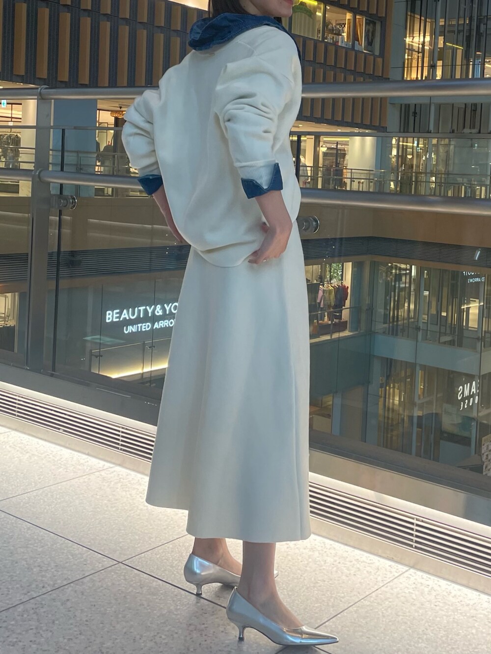 「お出かけコーデ、大人女子、着回しコーデ、大人ファッション、デニムコーデ、春、シンプルコーデ、デニム、スウェット、オトナカジュアル、キレイめ、カーディガン、ノーリーズ、デニムシャツ、スカート」｜「NOLLEY’Sの《手洗い可能》スエット風ニットVネックカーディガン（カーディガン/ボレロ、ホワイト系）」を使った、nanaさん（レディース・163cm）の冬コーディネートの3枚目の写真