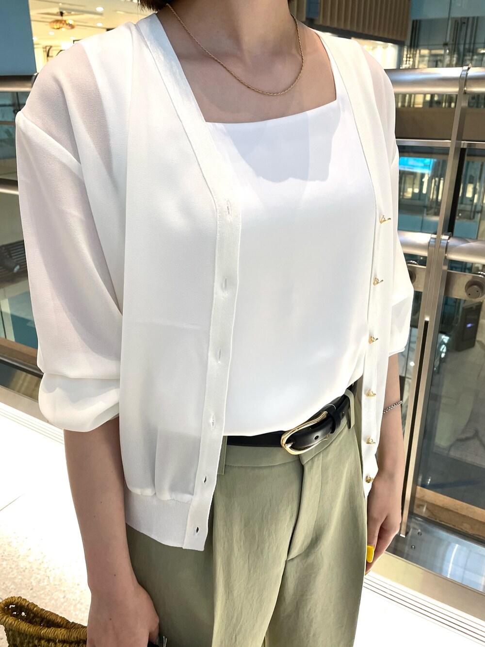 「ワイドパンツ、サンダル、シアートップス、シアーシャツ、シアー、カーディガン、カーキ、きれいめカジュアル、キレイめ、きれいめ、キレイめカジュアル、NOLLEY'S、ノーリーズ、グリーン、夏コーデ」｜「NOLLEY’Sの《手洗い可能》サテン×ベア天2WAYタンクトップ（タンクトップ、ホワイト系）」を使った、nanaさん（レディース・163cm）の春コーディネートの6枚目の写真