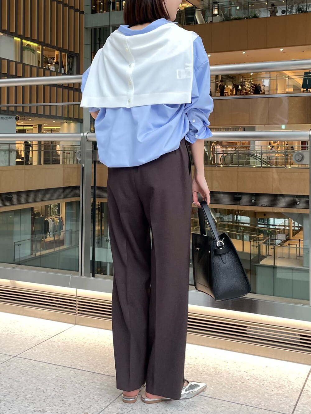 「ノーリーズ、NOLLEY'S、シャツ、シャツスタイル、シャツコーデ、ワイド、ワイドパンツ、カジュアルスタイル、オフィスカジュアル、きれいめカジュアル、キレイめ、きれいめ、ブルーシャツ、オフィススタイル、オトナカジュアル」｜「NOLLEY’Sのショートシャツ（シャツ/ブラウス、ブルー系）」を使った、nanaさん（レディース・163cm）の春コーディネートの3枚目の写真