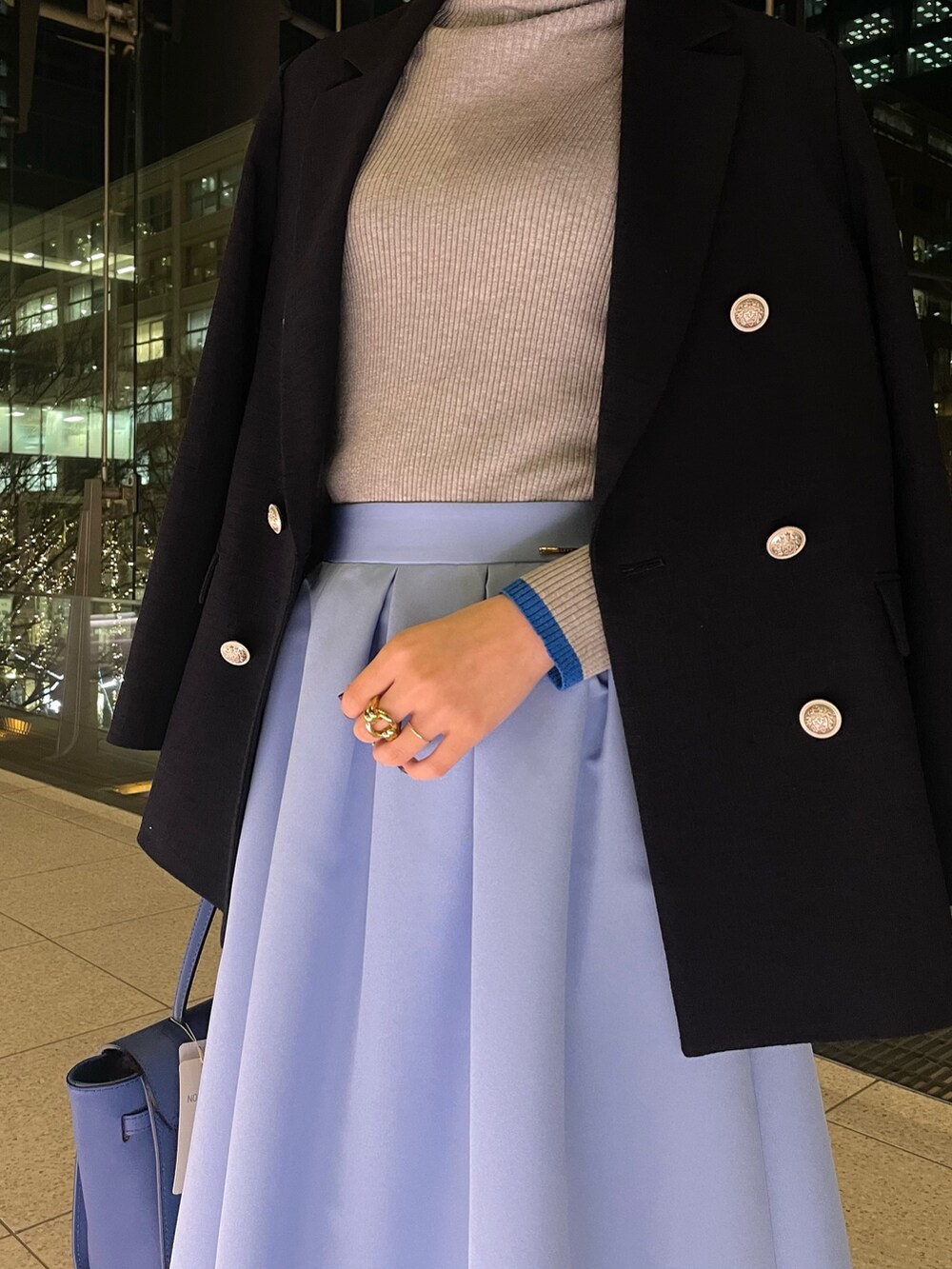 「タートルネック、大人可愛い、大人ファッション、春カラー、きれいめコーデ、キレイめコーデ、レディースファッション、ノーリーズ、オフィスカジュアル、オフィススタイル、お仕事、キレイめ、きれいめ、フレアスカート、スカート」｜「NOLLEY’Sのウォッシャブルタックフレアスカート（スカート、ブルー系）」を使った、nanaさん（レディース・163cm）の冬コーディネートの3枚目の写真