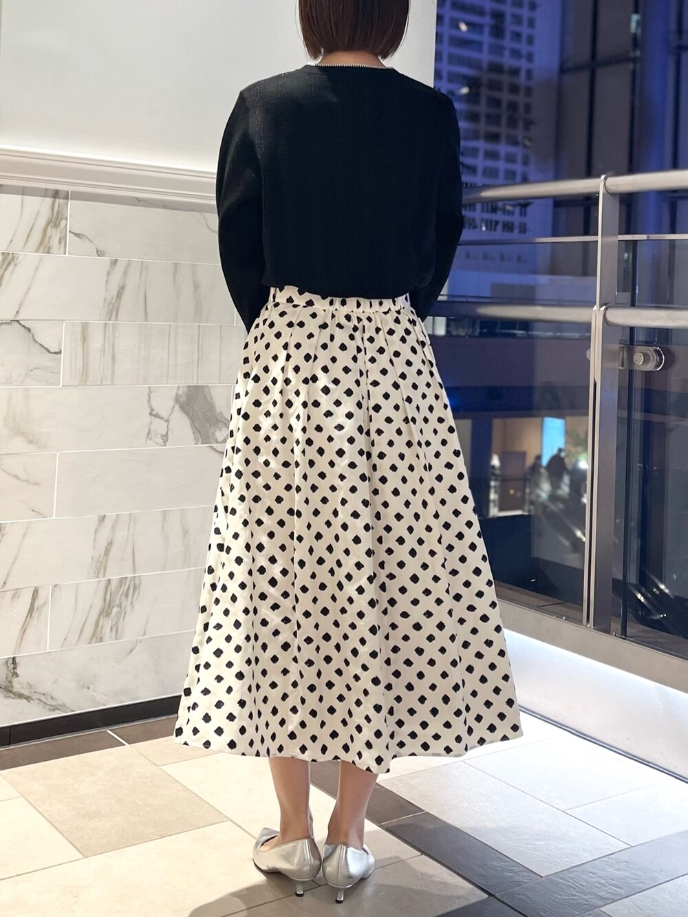 「ノーリーズ、NOLLEY'S、カーディガン、冬コーデ、スカート、フレアスカート、ドット、おでかけコーデ、キレイめ、オトナ女子、オトナカワイイ、大人かわいい、スカートスタイル、ドットスカート、モノトーン」｜「NOLLEY’Sの《手洗い可能》配色カーディガン風プルオーバーニット（ニット/セーター、ブラック系）」を使った、nanaさん（レディース・163cm）の冬コーディネートの4枚目の写真