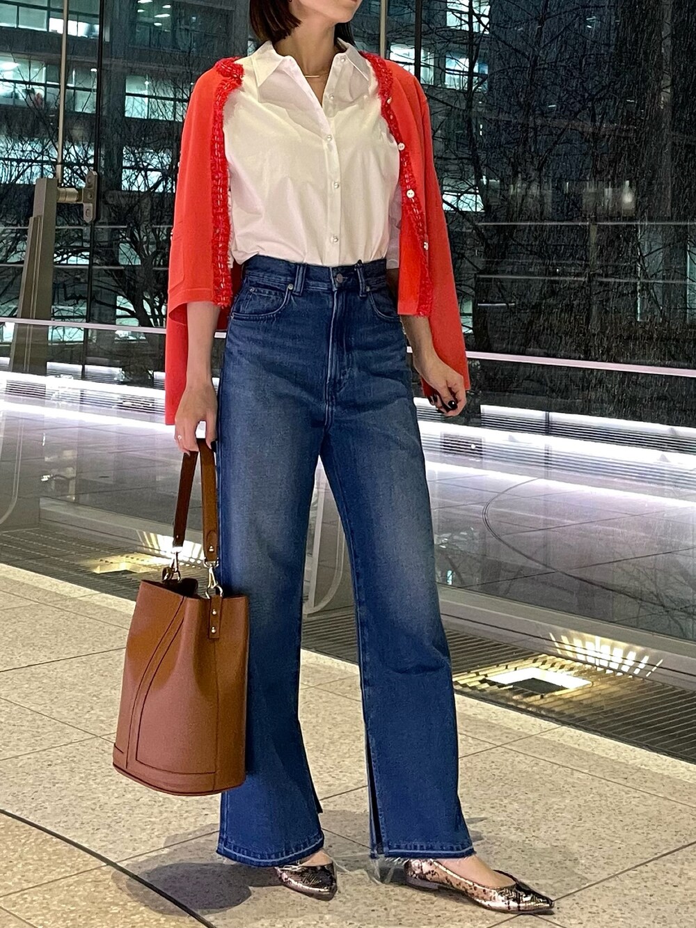 「ノーリーズ、NOLLEY'S、春、春コーデ、春色、春服、デニム、デニムパンツ、シャツ、シャツスタイル、シャツコーデ、赤、きれいめカジュアル、カジュアル、カジュアルコーデ」｜「Rie Millerの【RM denim】スリットフレアハイウエストデニム（デニムパンツ、ブルー系）」を使った、nanaさん（レディース・163cm）の春コーディネートの4枚目の写真