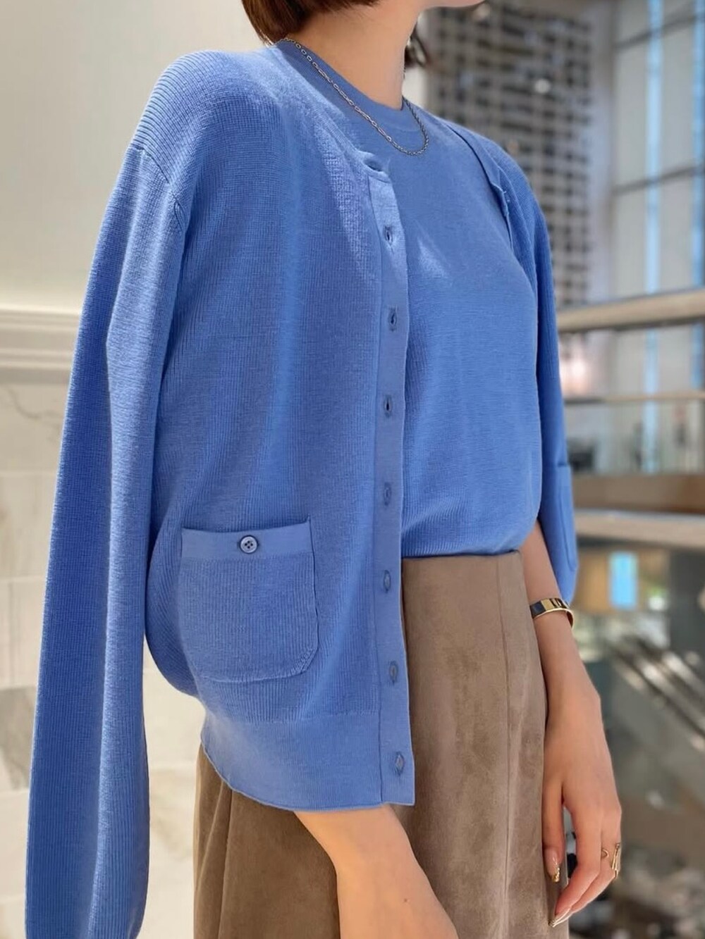 「大人ファッション、春カラー、キレイめコーデ、ノーリーズ、オフィスカジュアル、オフィススタイル、お仕事コーデ、お仕事、アンサンブル、ニット、カーディガン、キレイめ、きれいめ、きれいめコーディネート、きれいめコーデ」｜「NOLLEY’Sの《手洗い可能》ESPOIR 16G片畦5分袖プルオーバーニット（ニット/セーター、ブルー系）」を使った、nanaさん（レディース・163cm）の冬コーディネートの4枚目の写真
