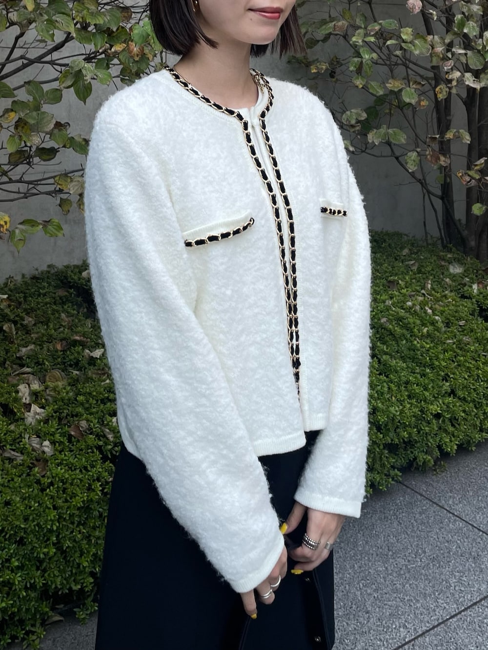 「ノーリーズ、NOLLEY'S、ジャケット、ニットジャケット、ミニスカート、スカート、モノトーン、モノトーンコーデ、オトナ女子、オトナカワイイ、きれいめカジュアル、キレイめ、ソックス×パンプス、ミュール、秋コーデ」｜「NOLLEY’Sの＜飯豊まりえさん着用＞チェーンブレードフワフワジャケット 24AW（カーディガン/ボレロ、ホワイト系）」を使った、nanaさん（レディース・163cm）の秋コーディネートの4枚目の写真