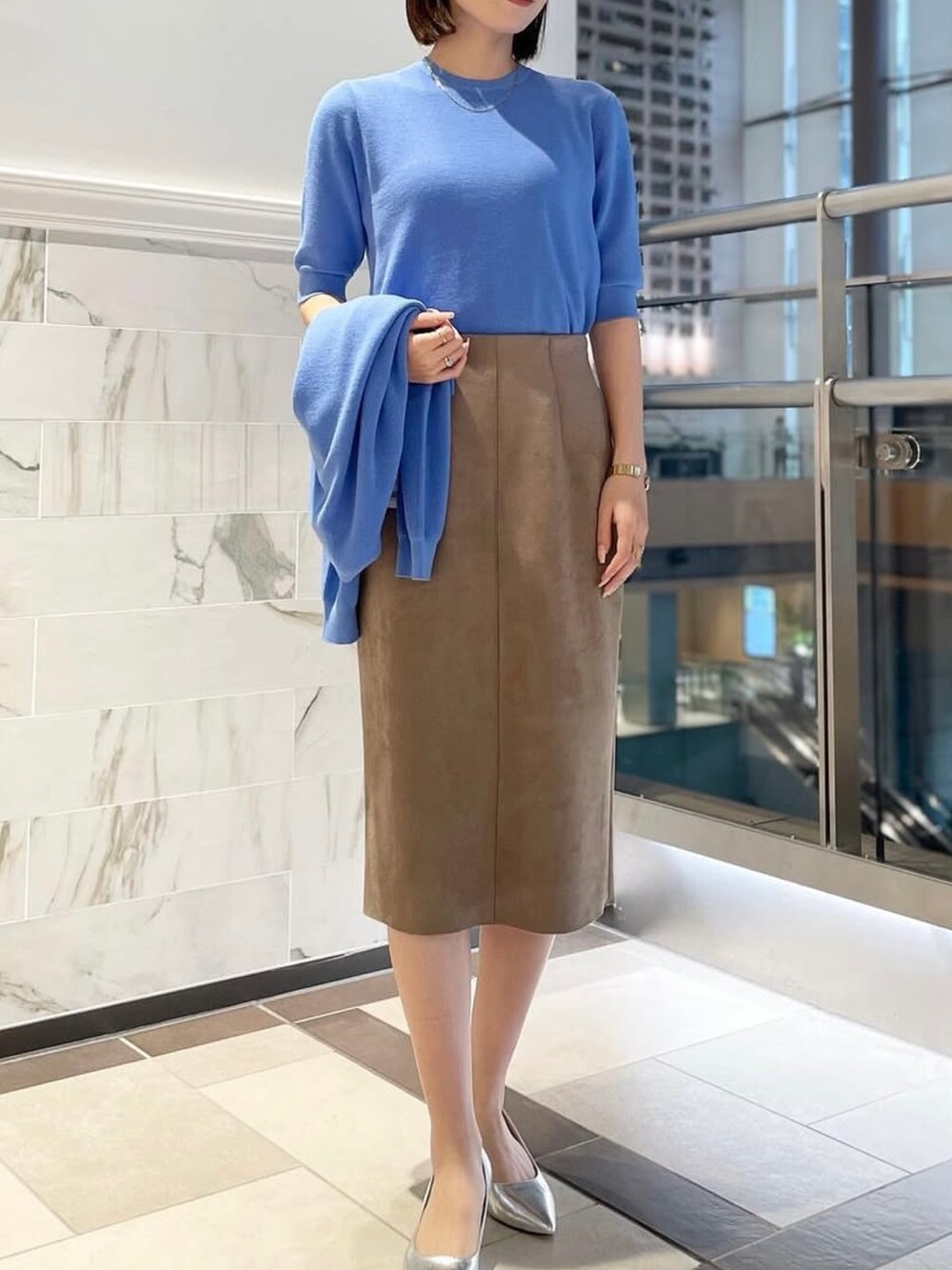 「大人ファッション、春カラー、キレイめコーデ、ノーリーズ、オフィスカジュアル、オフィススタイル、お仕事コーデ、お仕事、アンサンブル、ニット、カーディガン、キレイめ、きれいめ、きれいめコーディネート、きれいめコーデ」｜「NOLLEY’Sの《手洗い可能》ESPOIR 16G片畦5分袖プルオーバーニット（ニット/セーター、ブルー系）」を使った、nanaさん（レディース・163cm）の冬コーディネートの2枚目の写真