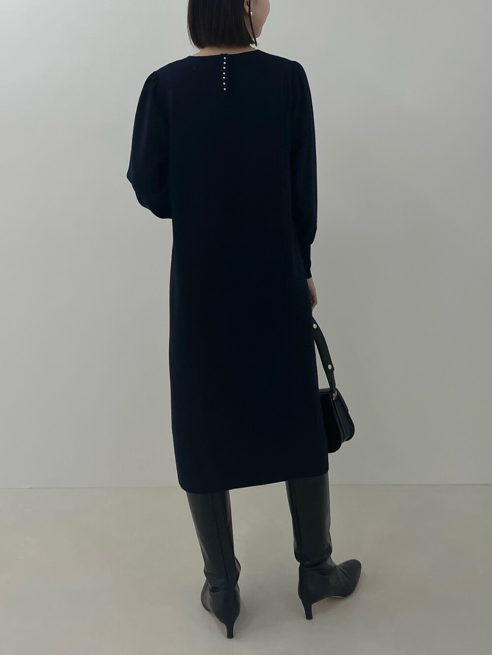 「NOLLEY'S、ノーリーズ、ワンピース、ワンピーススタイル、きれいめカジュアル、キレイめ、お出かけコーデ、オトナ女子、タイツ、ママコーデ、ママファッション、冬のコーデ、ニットワンピース、ネイビー」｜「NOLLEY’Sの《手洗い可能》ミラノリブ袖ボリュームワンピース（ワンピース、ブルー系）」を使った、nanaさん（レディース・163cm）の冬コーディネートの4枚目の写真