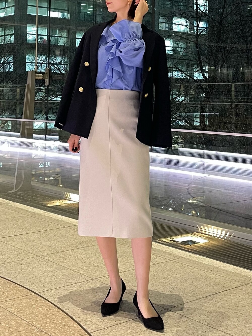 「春服、オトナカワイイ、大人可愛い、大人コーデ、春アウター、キレイめコーデ、ブラウス、スカート、タイトスカート、ジャケット、ジャケットスタイル、お仕事コーデ、ブルー、NOLLEY'S、ノーリーズ」｜「NOLLEY’Sの《セットアップ対応》ウォッシャブル高機能麻調ダブルジャケット（テーラードジャケット、ブルー系）」を使った、nanaさん（レディース・163cm）の春コーディネートの3枚目の写真