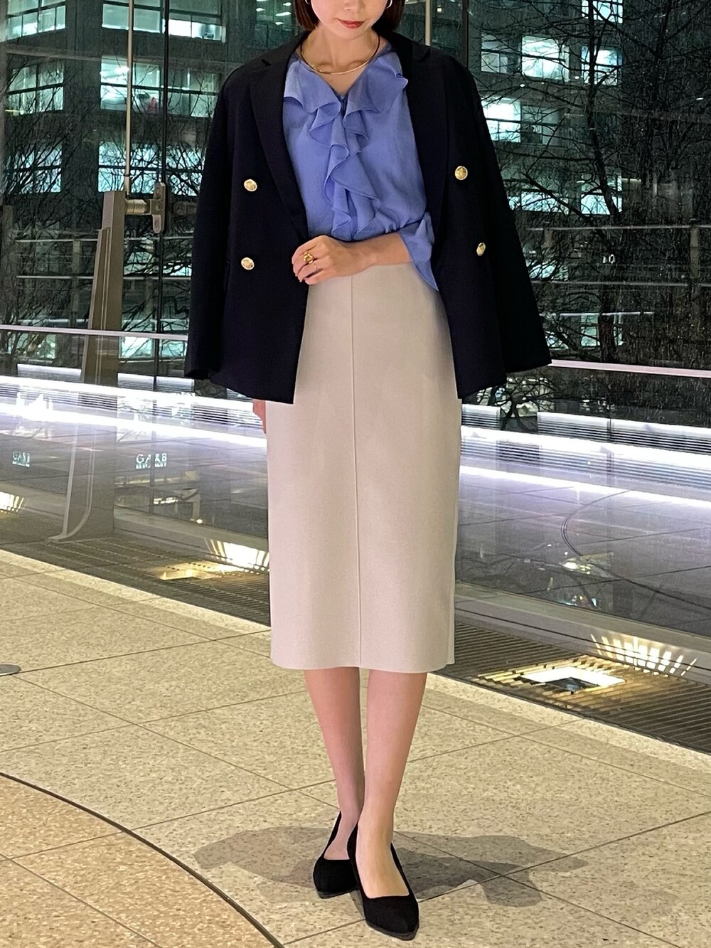 「春服、オトナカワイイ、大人可愛い、大人コーデ、春アウター、キレイめコーデ、ブラウス、スカート、タイトスカート、ジャケット、ジャケットスタイル、お仕事コーデ、ブルー、NOLLEY'S、ノーリーズ」｜「NOLLEY’Sの《セットアップ対応》ウォッシャブル高機能麻調ダブルジャケット（テーラードジャケット、ブルー系）」を使った、nanaさん（レディース・163cm）の春コーディネートの2枚目の写真