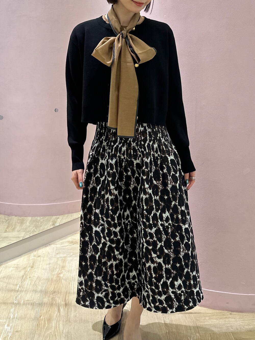 「ノーリーズ、NOLLEY'S、レオパード、秋コーデ、秋のコーデ、お出かけコーデ、カーディガン、オトナ女子、オトナカワイイ、初秋コーデ、おでかけコーデ、スカート、ショートカーディガン、ブラックコーデ、大人コーデ」｜「NOLLEY’S Sophiのスムース編みショート丈カーディガン（カーディガン/ボレロ、ブラック系）」を使った、nanaさん（レディース・163cm）の夏コーディネートの2枚目の写真