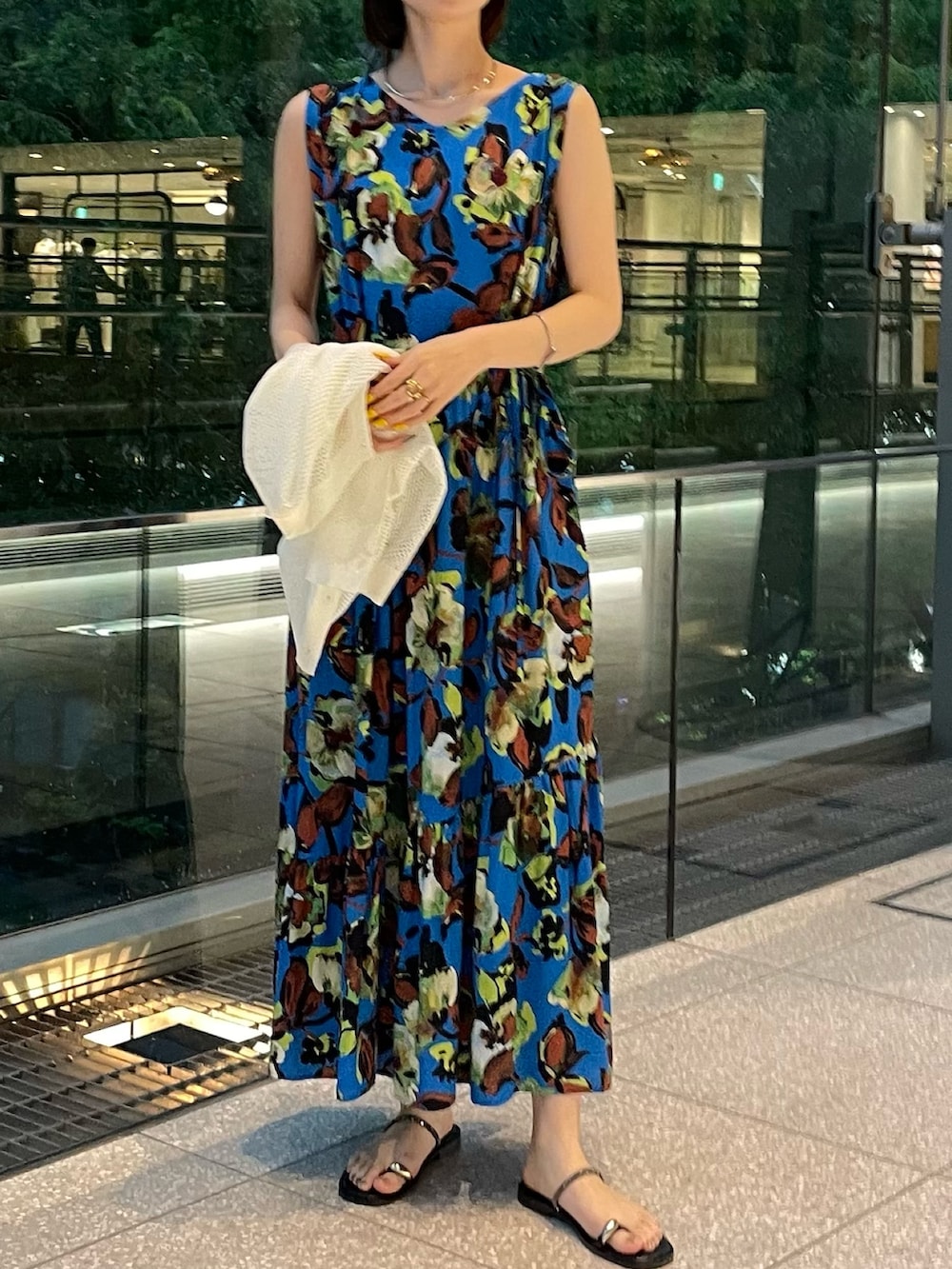 「花柄、花柄ワンピース、ワンピース、ワンピーススタイル、夏、夏コーデ、メッシュ、カーディガン、カーディガンコーデ、青、サンダル、楽チンコーデ、ノーリーズ、NOLLEY'S、オトナカジュアル」｜「NOLLEY’Sの《手洗い可能》スパンコールメッシュ5分袖カーディガン（カーディガン/ボレロ、ホワイト系）」を使った、nanaさん（レディース・163cm）の春コーディネートの2枚目の写真