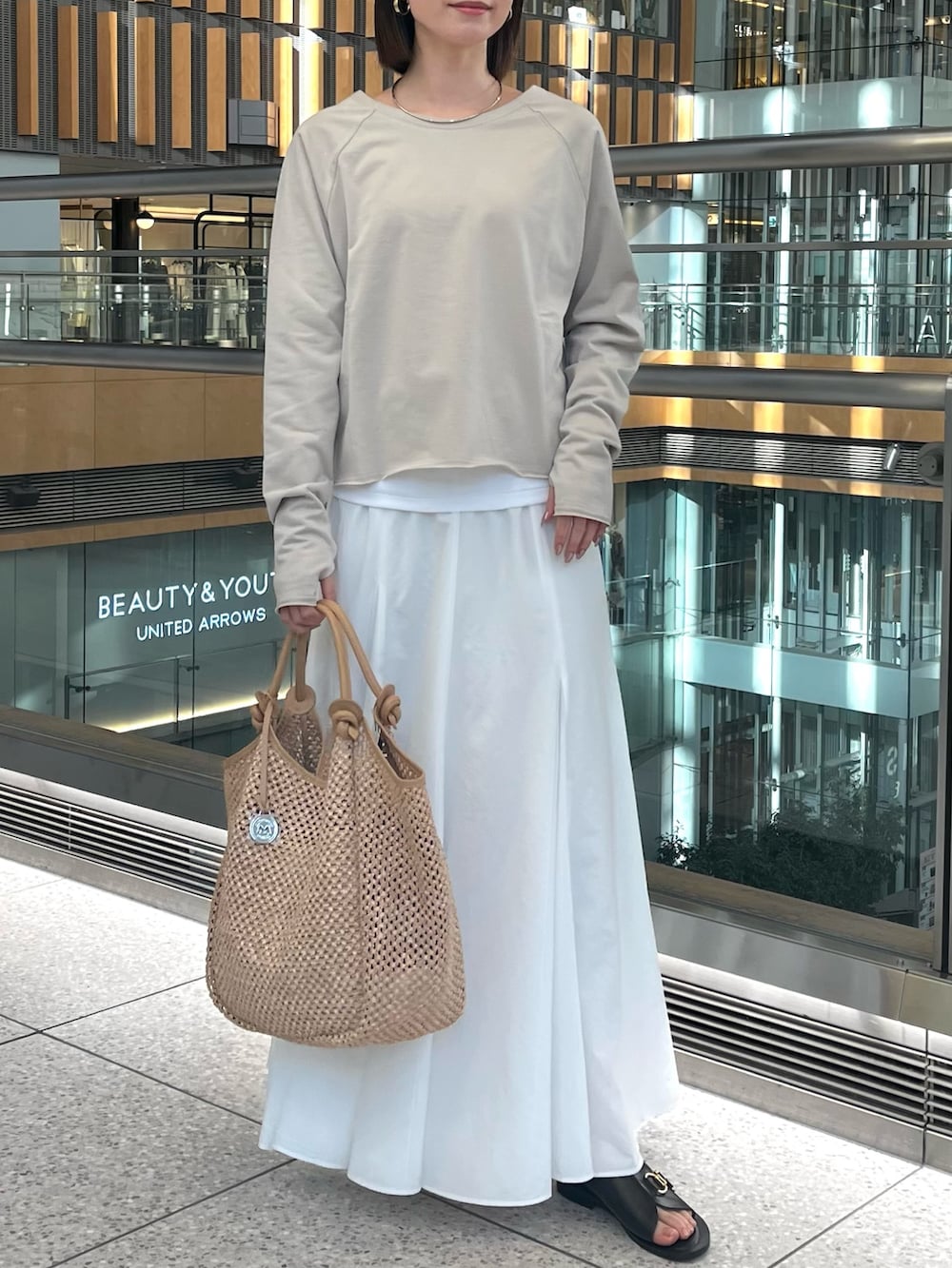 「NOLLEY'S、ノーリーズ、オトナ女子、ゆるコーデ、キレイめ、オトナカジュアル、春服、カジュアルスタイル、ママファッション、かごバッグ、春、春コーデ、春夏コーデ、ベージュ、ワントーンコーデ」｜「NOLLEY’Sのタンク付きレイヤードプルオーバー（Tシャツ/カットソー、ベージュ系）」を使った、nanaさん（レディース・163cm）の春コーディネートの2枚目の写真