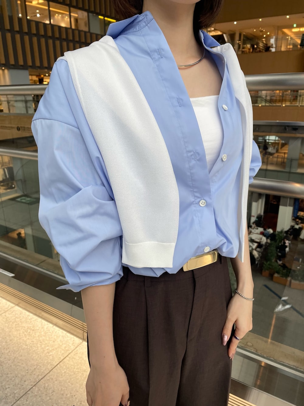 「ノーリーズ、NOLLEY'S、シャツ、シャツスタイル、シャツコーデ、ワイド、ワイドパンツ、カジュアルスタイル、オフィスカジュアル、きれいめカジュアル、キレイめ、きれいめ、ブルーシャツ、オフィススタイル、オトナカジュアル」｜「NOLLEY’Sのショートシャツ（シャツ/ブラウス、ブルー系）」を使った、nanaさん（レディース・163cm）の春コーディネートの5枚目の写真