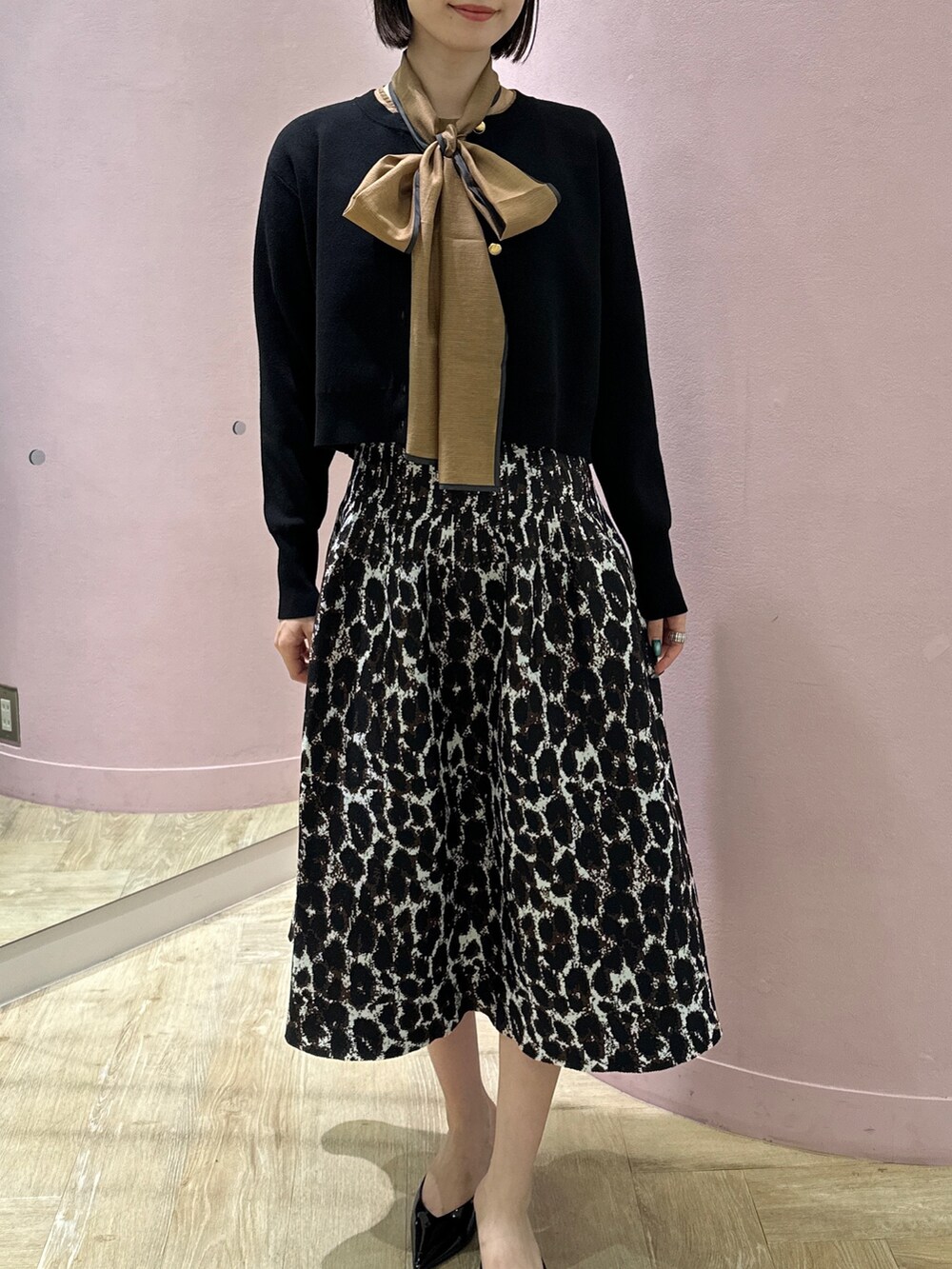 「リボンブラウス、ブラウス、ノーリーズ、NOLLEY'S、スカート、レオパード、レオパードスカート、秋コーデ、秋のコーデ、休日スタイル、お出かけコーデ、オトナ女子、オトナカワイイ、オトナガーリー」｜「NOLLEY’Sの配色リボンタイブラウス（シャツ/ブラウス、イエロー系）」を使った、nanaさん（レディース・163cm）の秋コーディネートの4枚目の写真