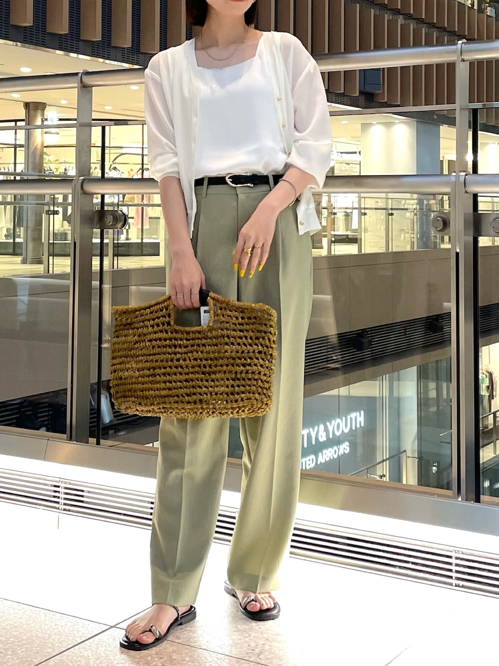 「ワイドパンツ、サンダル、シアートップス、シアーシャツ、シアー、カーディガン、カーキ、きれいめカジュアル、キレイめ、きれいめ、キレイめカジュアル、NOLLEY'S、ノーリーズ、グリーン、夏コーデ」｜「NOLLEY’Sの《手洗い可能》サテン×ベア天2WAYタンクトップ（タンクトップ、ホワイト系）」を使った、nanaさん（レディース・163cm）の春コーディネートの3枚目の写真